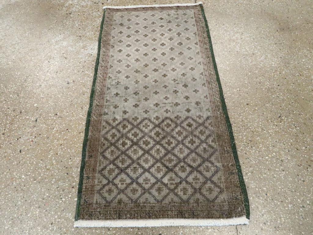 Un tapis persan Tabriz vintage. Le réseau de diamants de champ s'abrase fortement, passant du brun foncé au beige sable, mais les éléments cruciformes centraux restent inchangés dans leur tonalité ivoire-beige et brun foncé. Ce tapis bien tissé