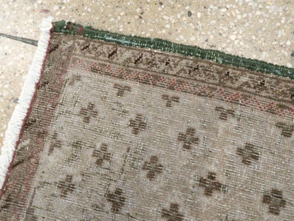 Noué à la main Tapis persan Tabriz du milieu du 20e siècle en vente