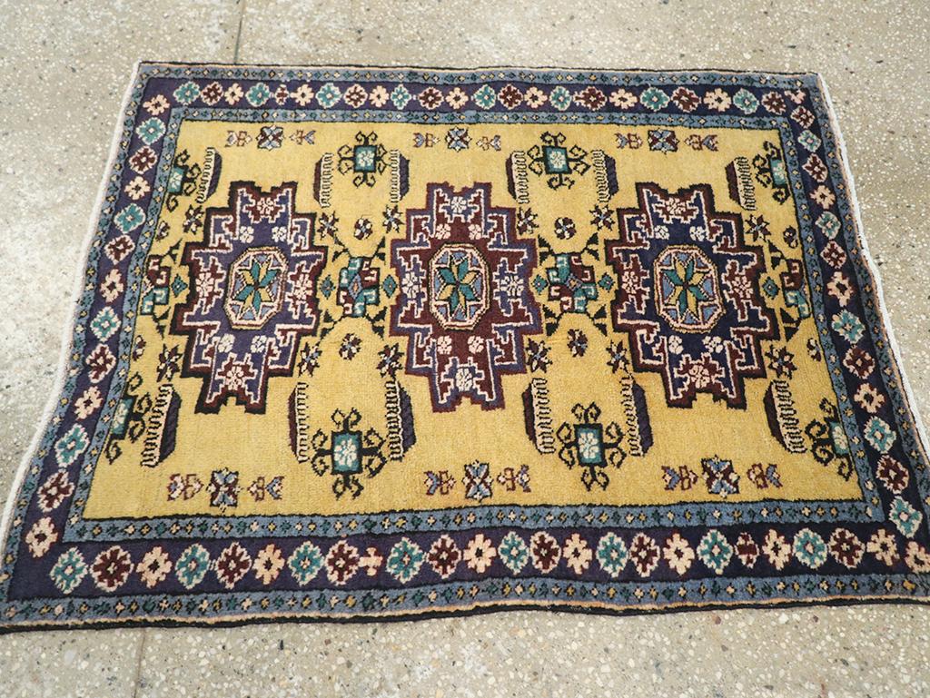 Alfombra persa Tabriz de mediados del siglo XX Anudado a mano en venta