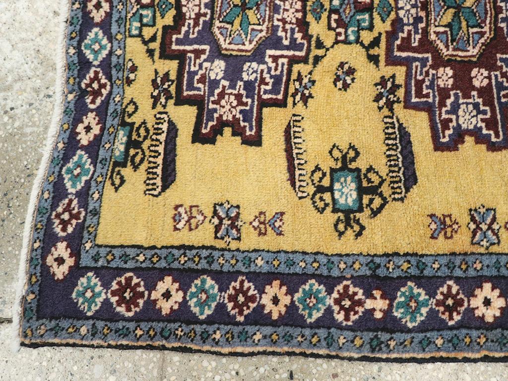 Alfombra persa Tabriz de mediados del siglo XX en Excelente estado para la venta en New York, NY
