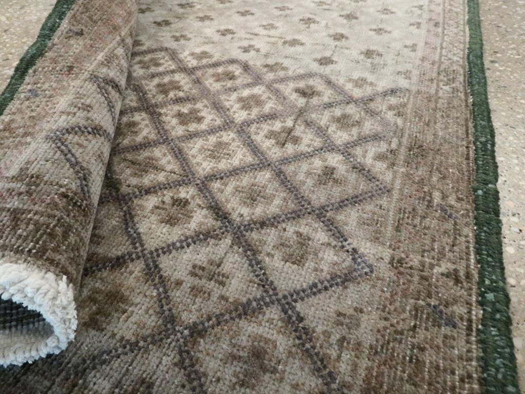 Tapis persan Tabriz du milieu du 20e siècle en vente 1