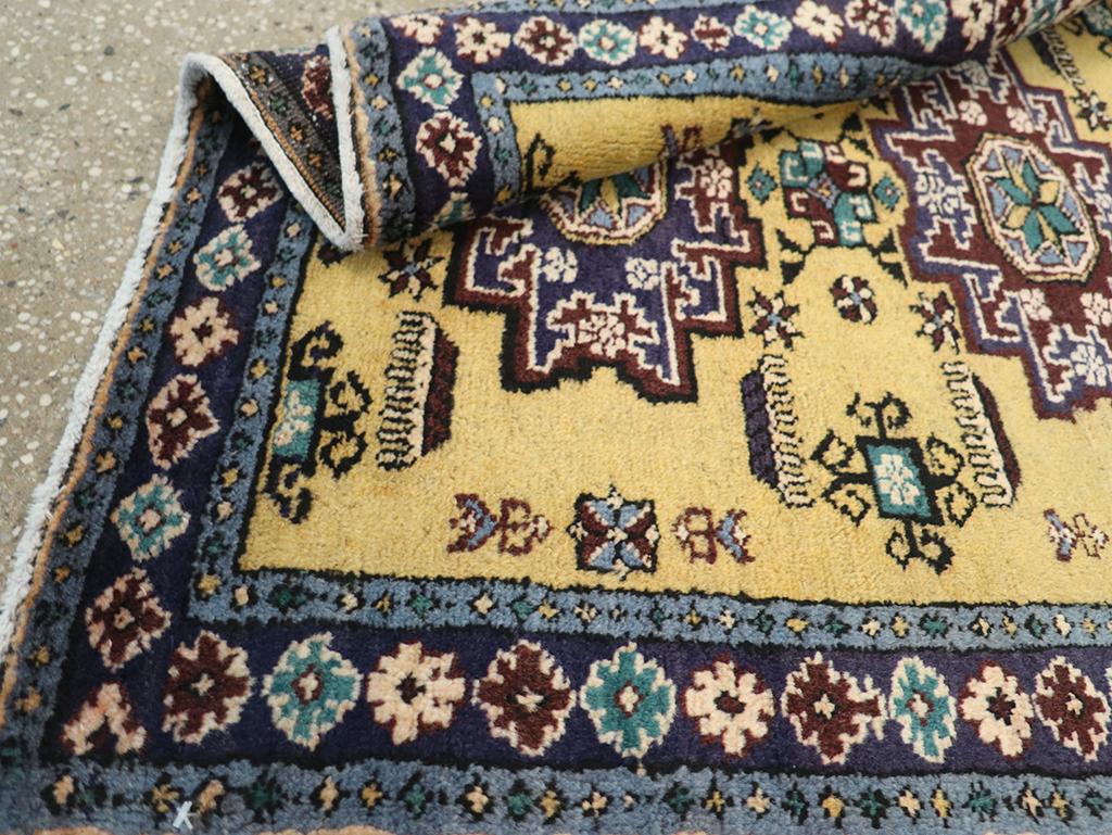 Alfombra persa Tabriz de mediados del siglo XX en venta 2