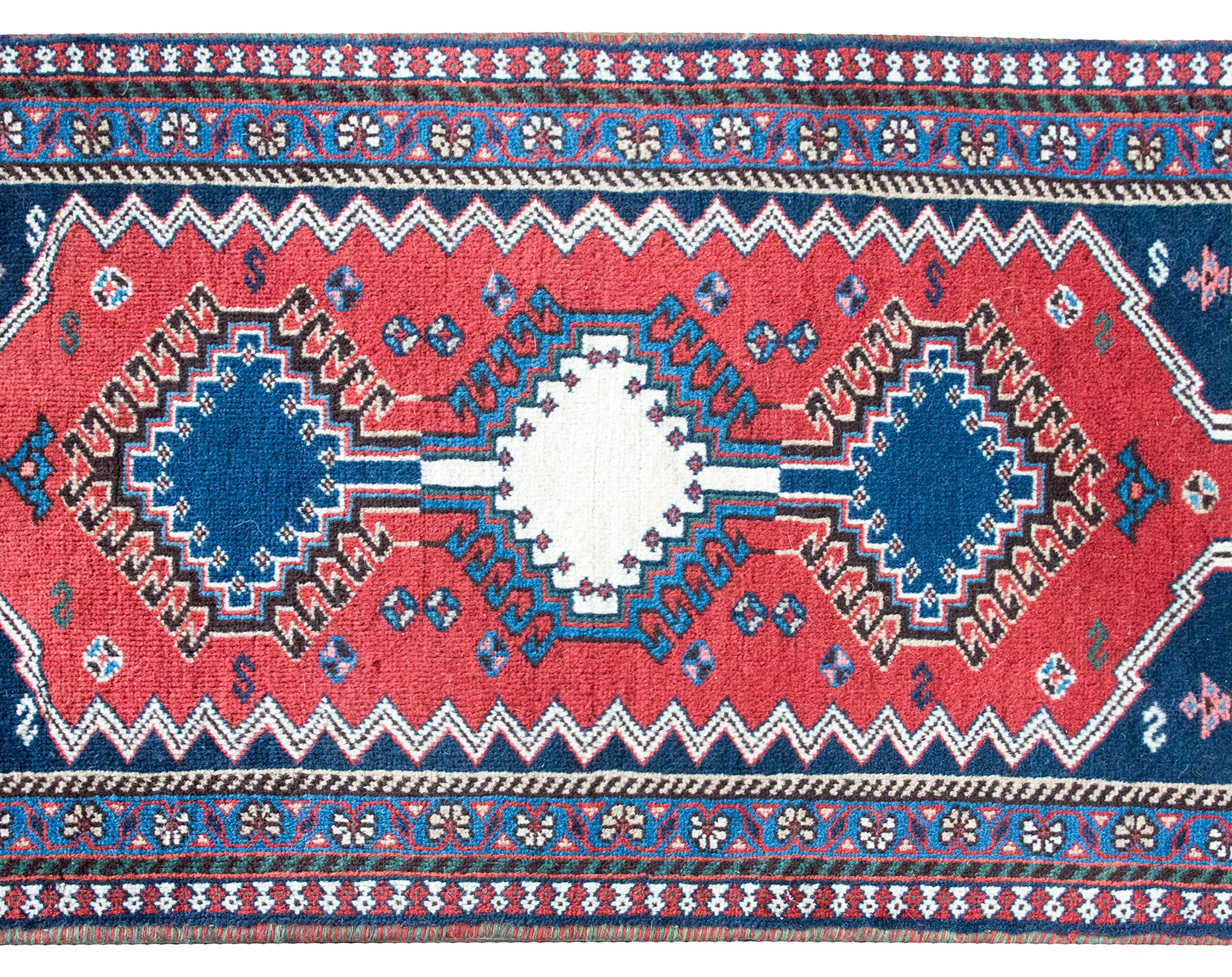 Alfombra persa Yallameh de mediados del siglo XX Tribal en venta