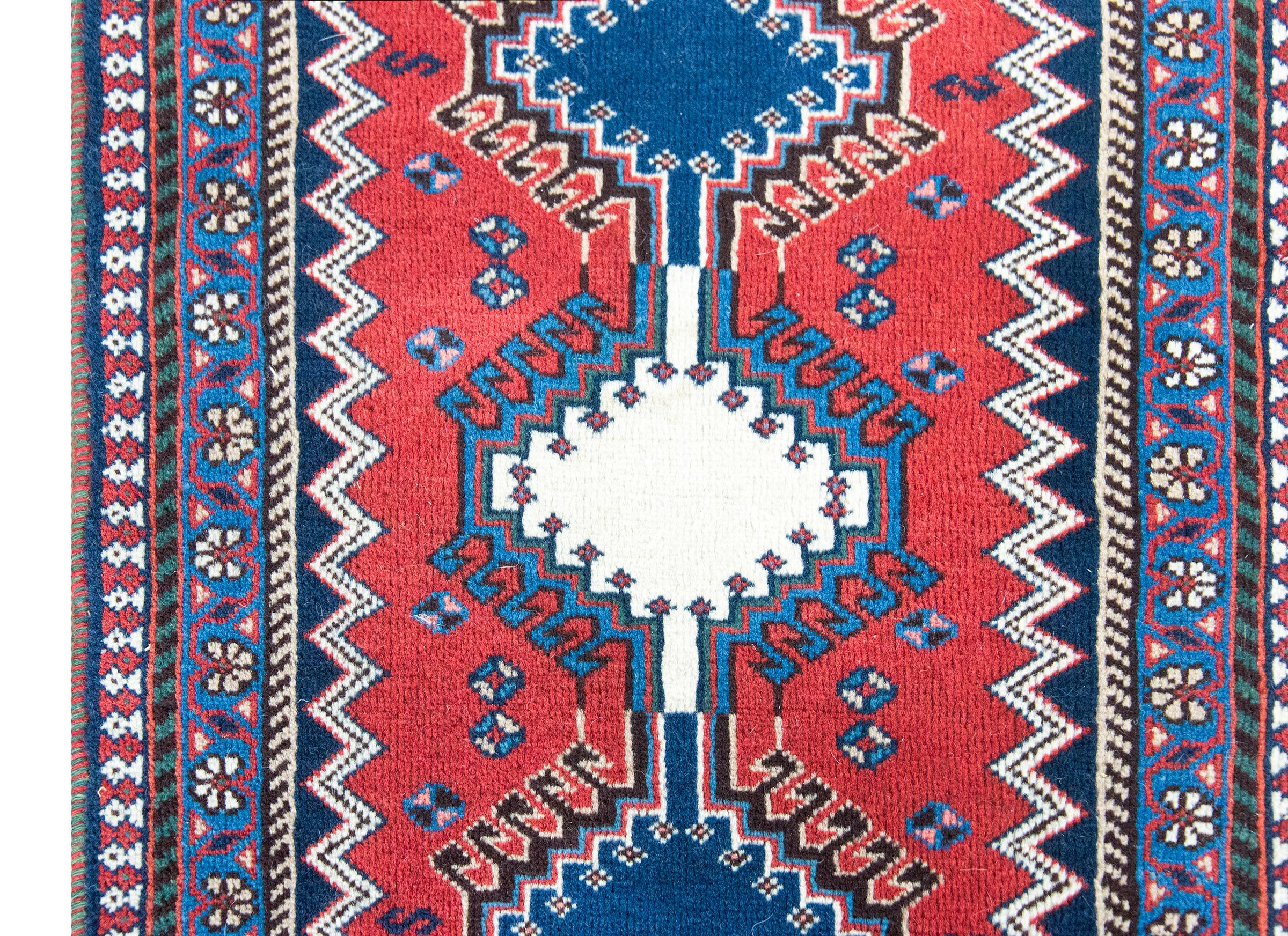 Alfombra persa Yallameh de mediados del siglo XX en Bueno estado para la venta en Chicago, IL