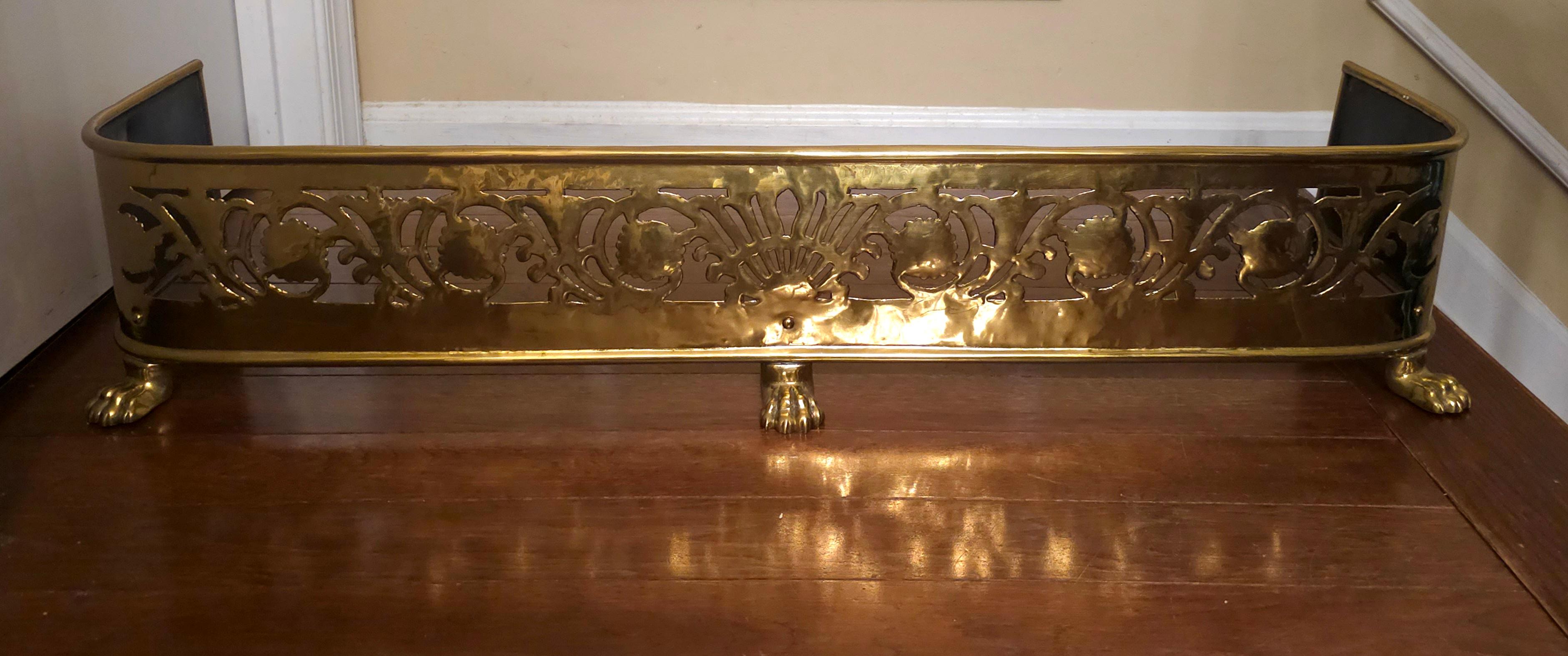 Regency Parafuoco in ottone gallerizzato traforato della metà del XX secolo con piedini a zampa in vendita