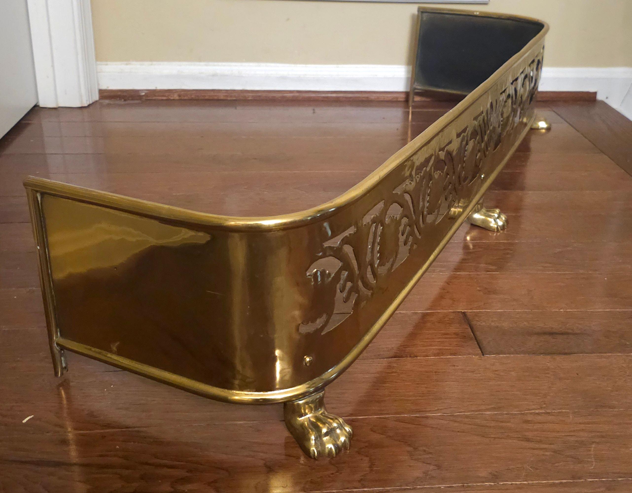 Americano Parafuoco in ottone gallerizzato traforato della metà del XX secolo con piedini a zampa in vendita