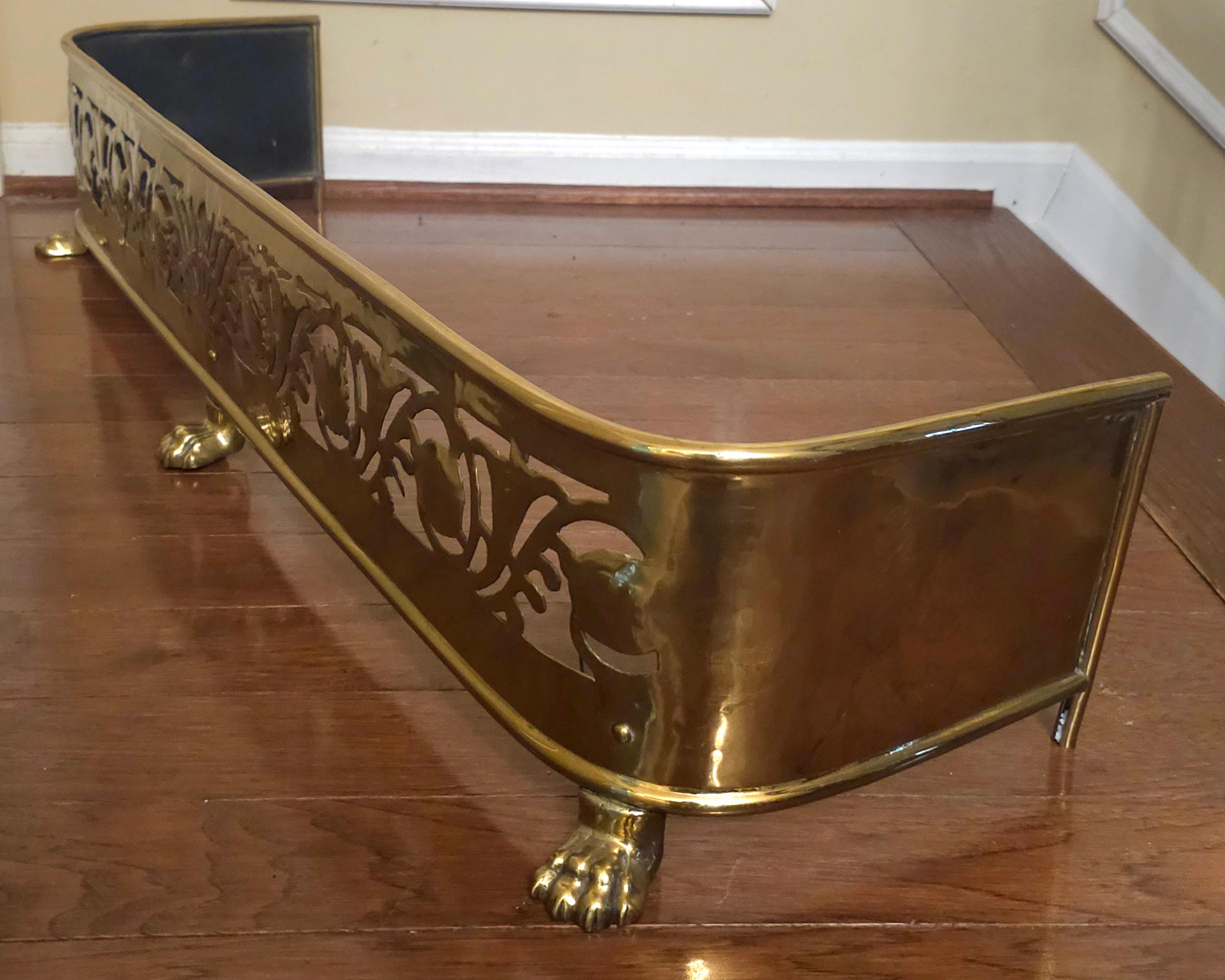 Altro Parafuoco in ottone gallerizzato traforato della metà del XX secolo con piedini a zampa in vendita