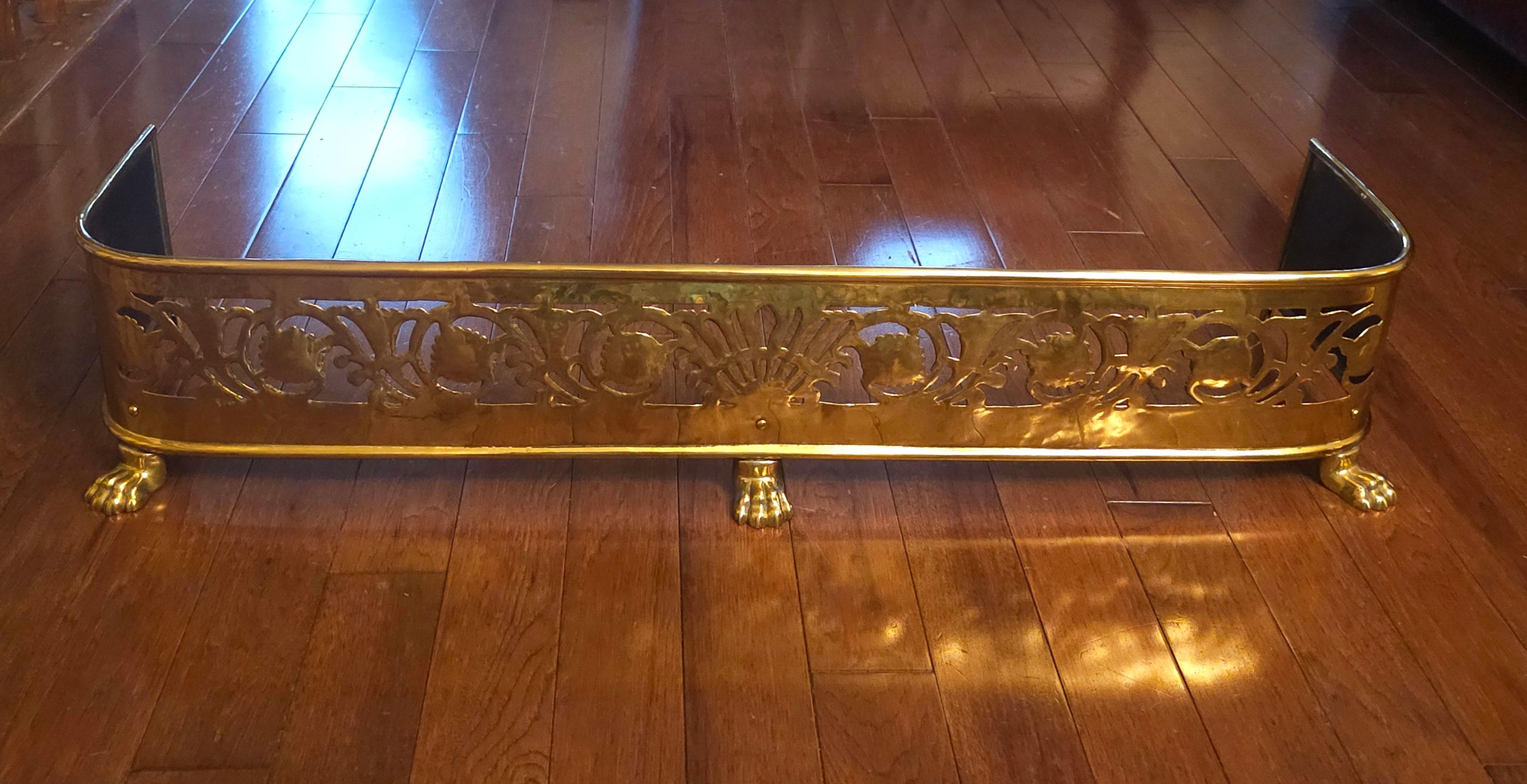 Parafuoco in ottone gallerizzato traforato della metà del XX secolo con piedini a zampa In condizioni buone in vendita a Germantown, MD