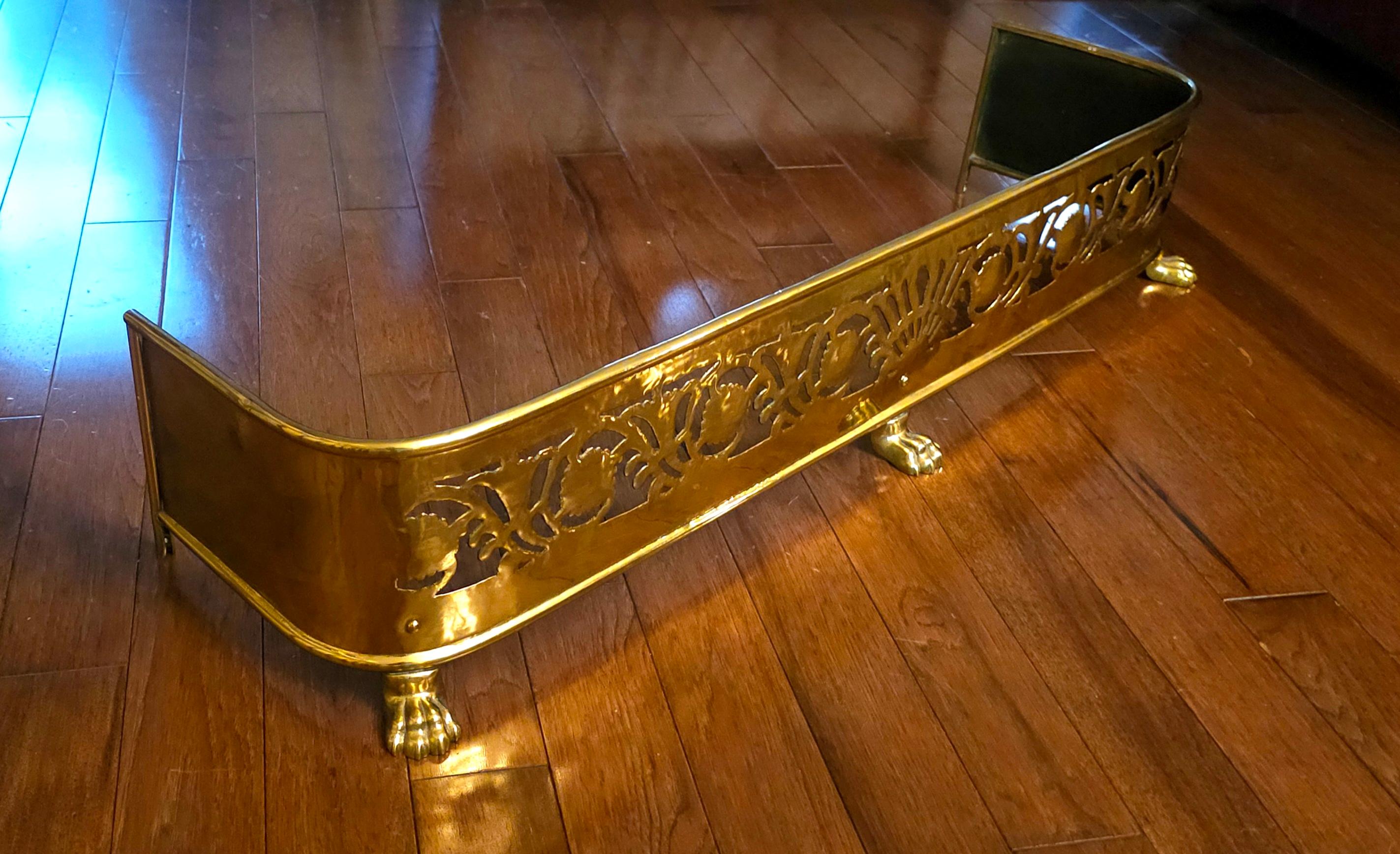 Ottone Parafuoco in ottone gallerizzato traforato della metà del XX secolo con piedini a zampa in vendita