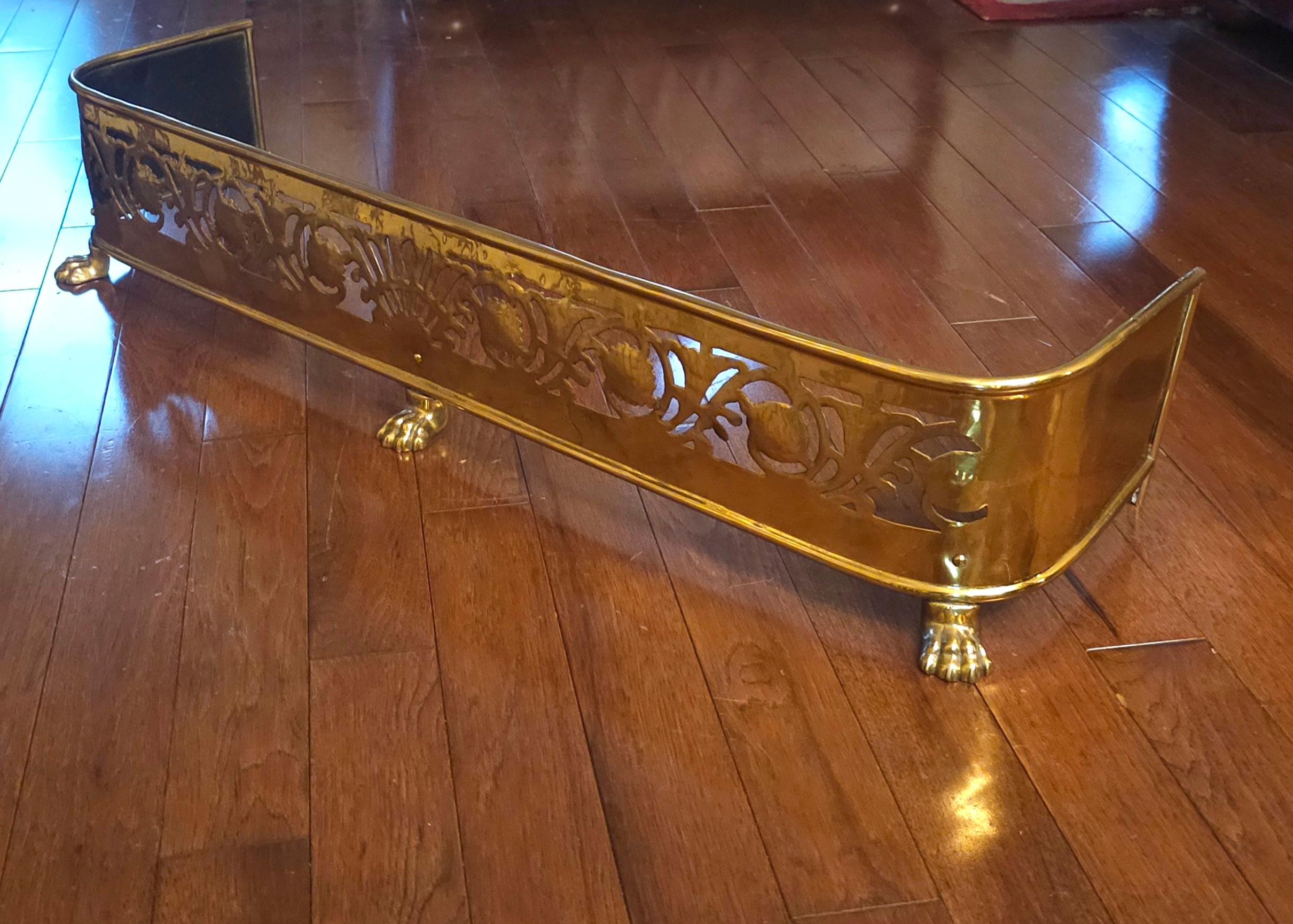 Parafuoco in ottone gallerizzato traforato della metà del XX secolo con piedini a zampa in vendita 1