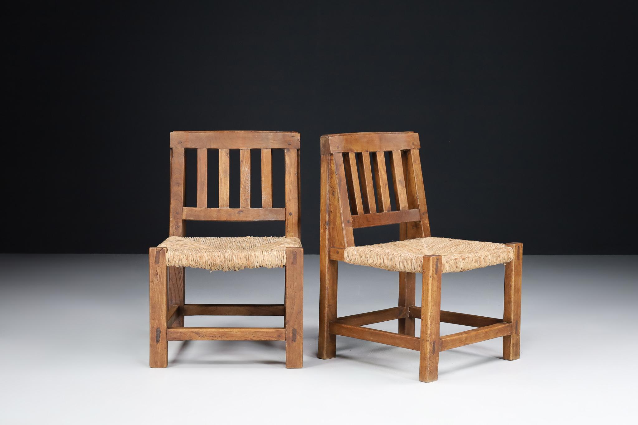 The chairs have a simple and timeless design. The fancy backrest and seat in straw combined with the pinewood structure form a truly balanced composition. The wooden elements on the lower part in front and on the side get imperceptibly thinner at