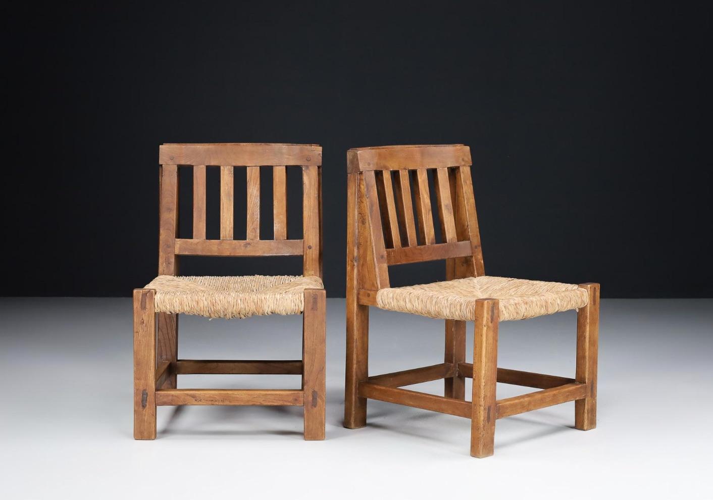 Diese Stühle sind aus einem robusten Kiefernholzrahmen gefertigt und haben eine traditionelle Binsenbestuhlung.  Der Stil ist sowohl rustikal/primitiv als auch anspruchsvoll. 