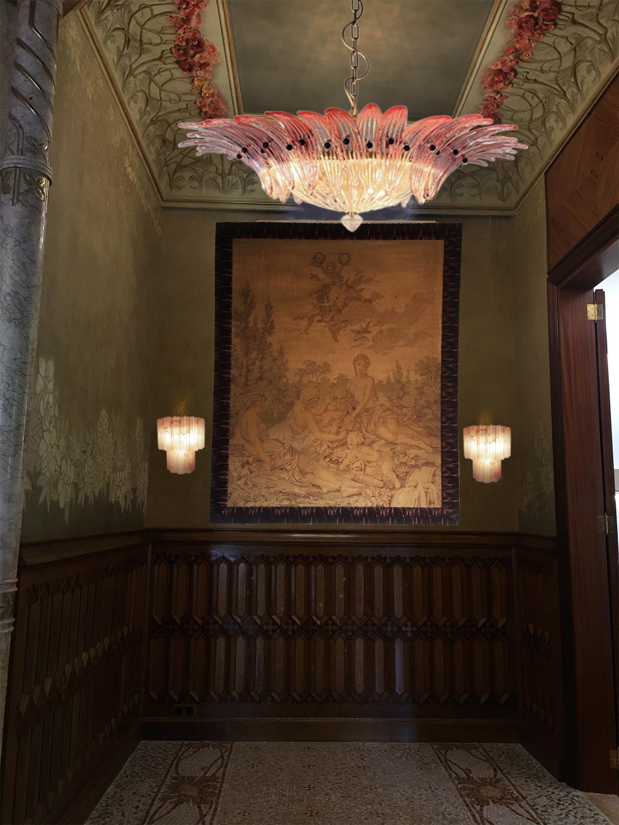  Lampadario in vetro di Murano. REALIZZATO A MANO A MURANO. It made by 36 Murano pink glasses in a gold painted metal frame. Il lampadario ha anche una base in vetro trasparente di Murano all'estremità della lampada. Vetro soffiato di Murano in modo