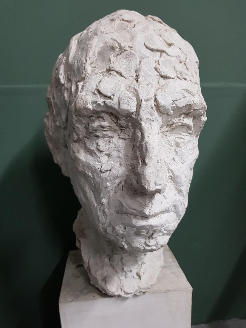 Plaster bust of a man mounted on pedestal and signed Sloimovici (presumably Antoinette) and on the back of a gallery sticker with the year 1952, this is also in a reasonable condition. Originating from the mid-20th century.

The measurements