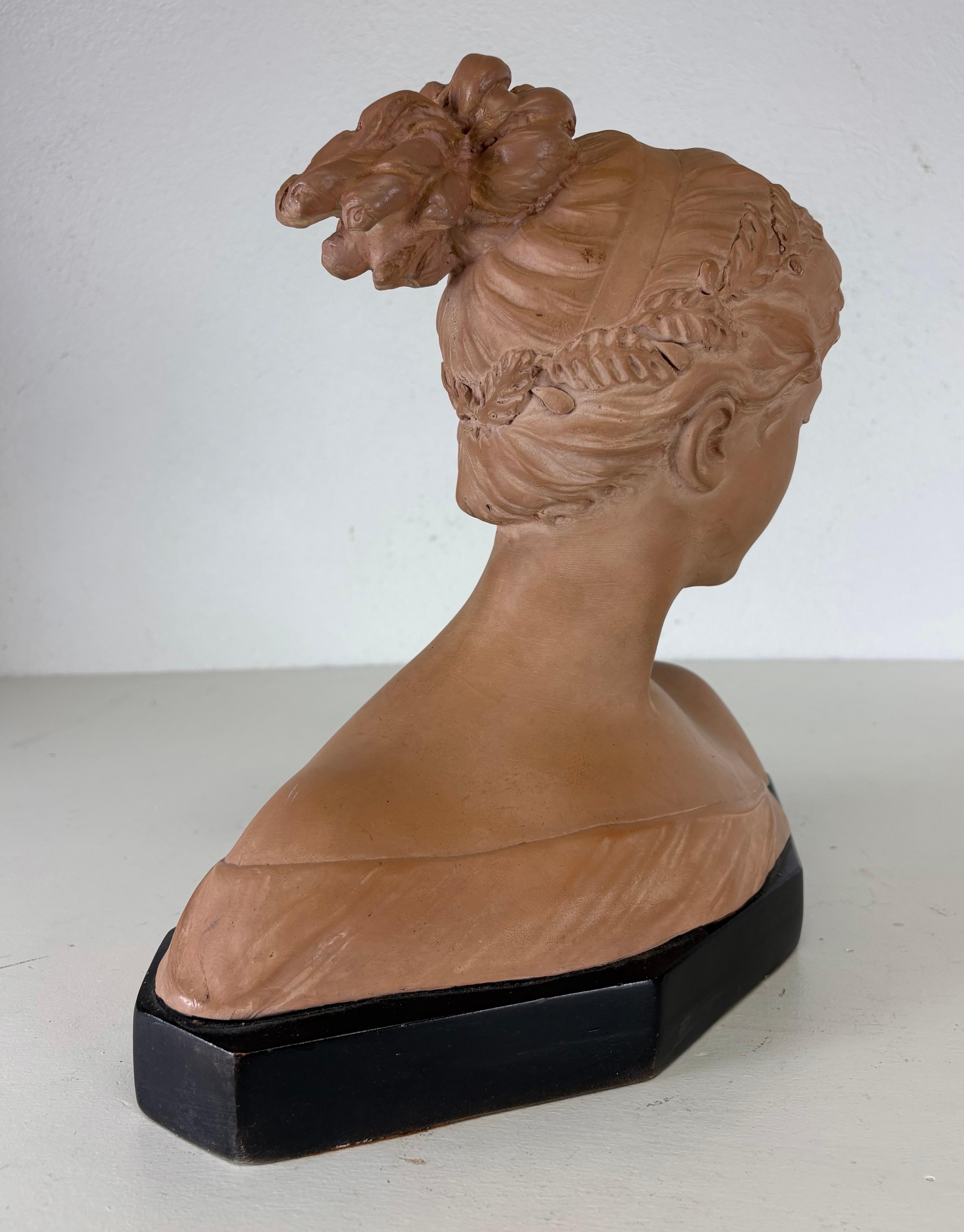 Si tratta di una riproduzione museale della metà del XX secolo di un busto femminile classico. Questa scultura ha una finitura in terracotta e una base nera. La scultura reca la firma dell'artista e la data del 1837 sul lato posteriore destro.