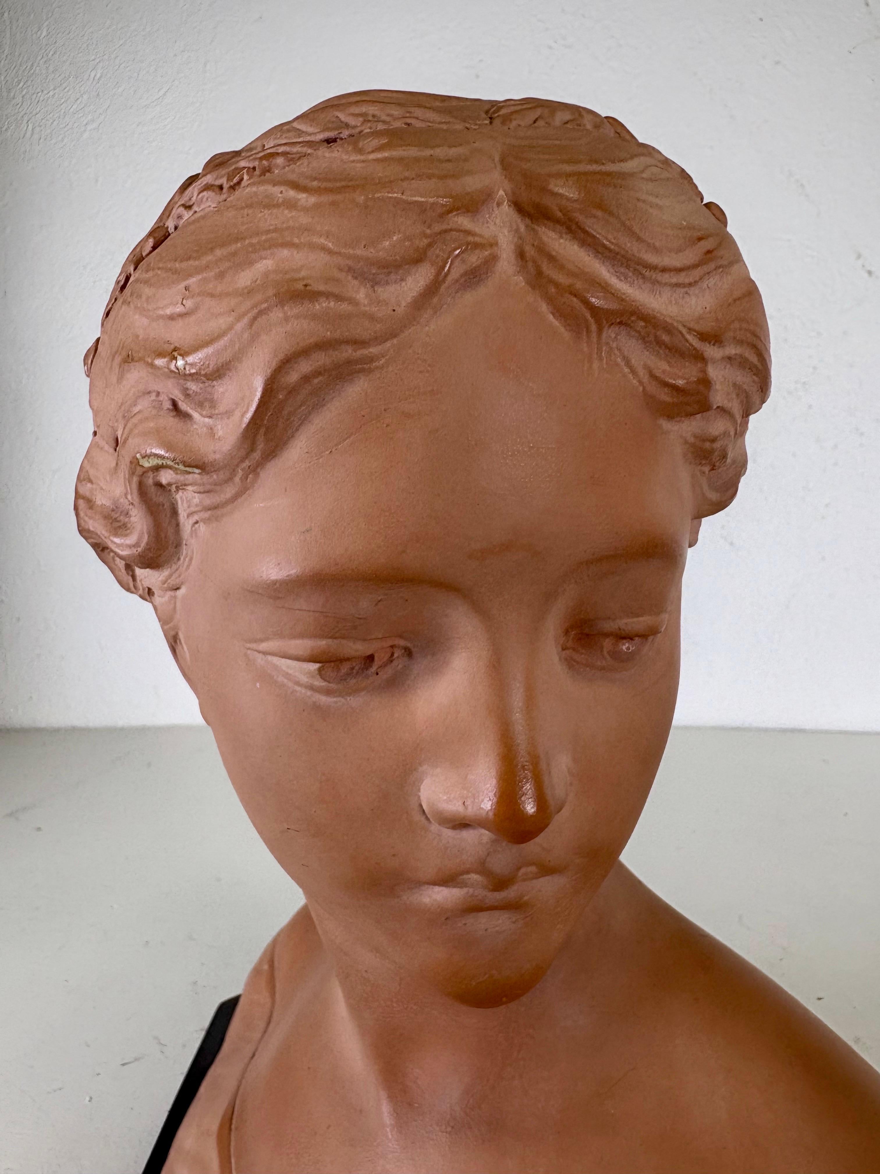 Scultura in gesso di una donna classica della metà del XX secolo in vendita 3