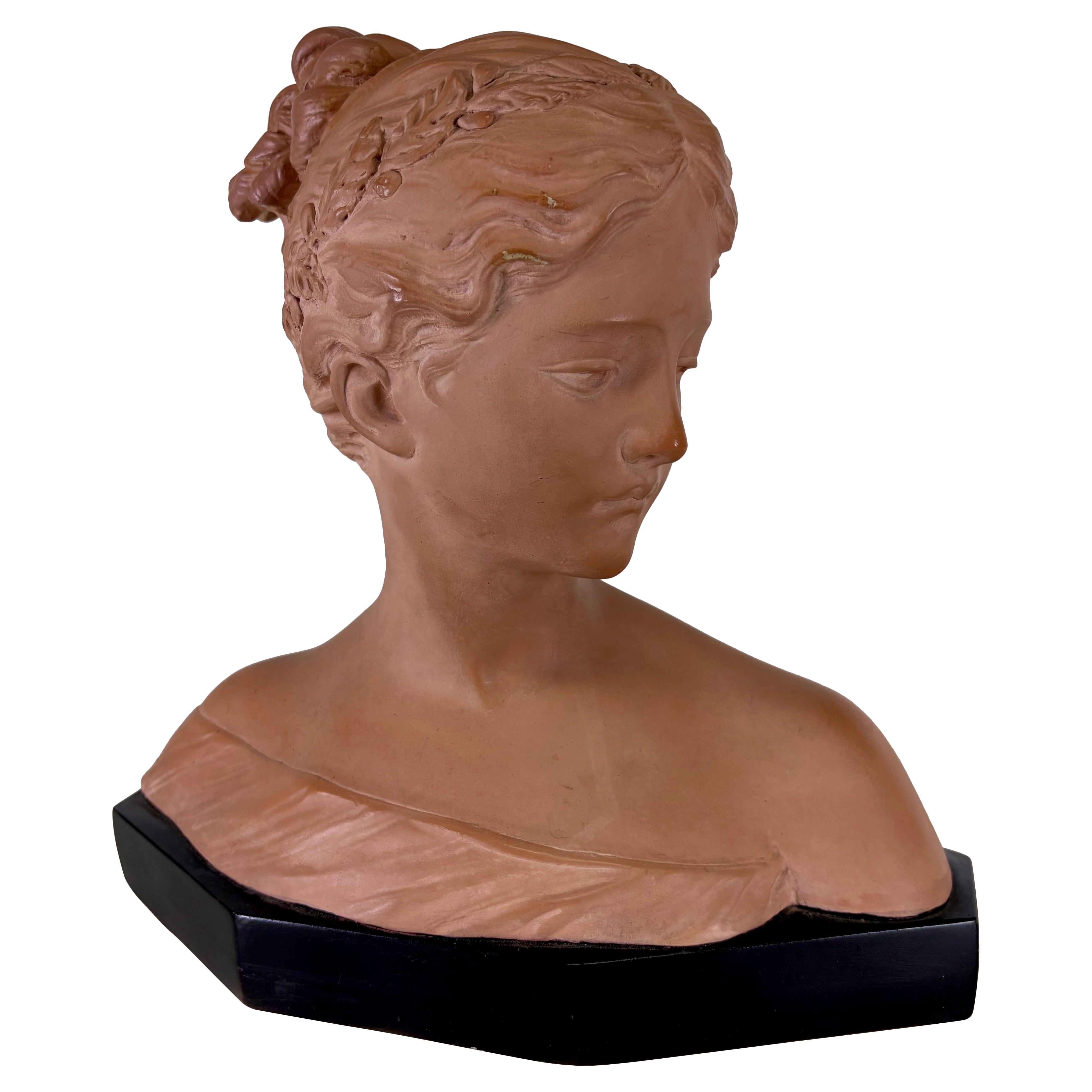 Scultura in gesso di una donna classica della metà del XX secolo