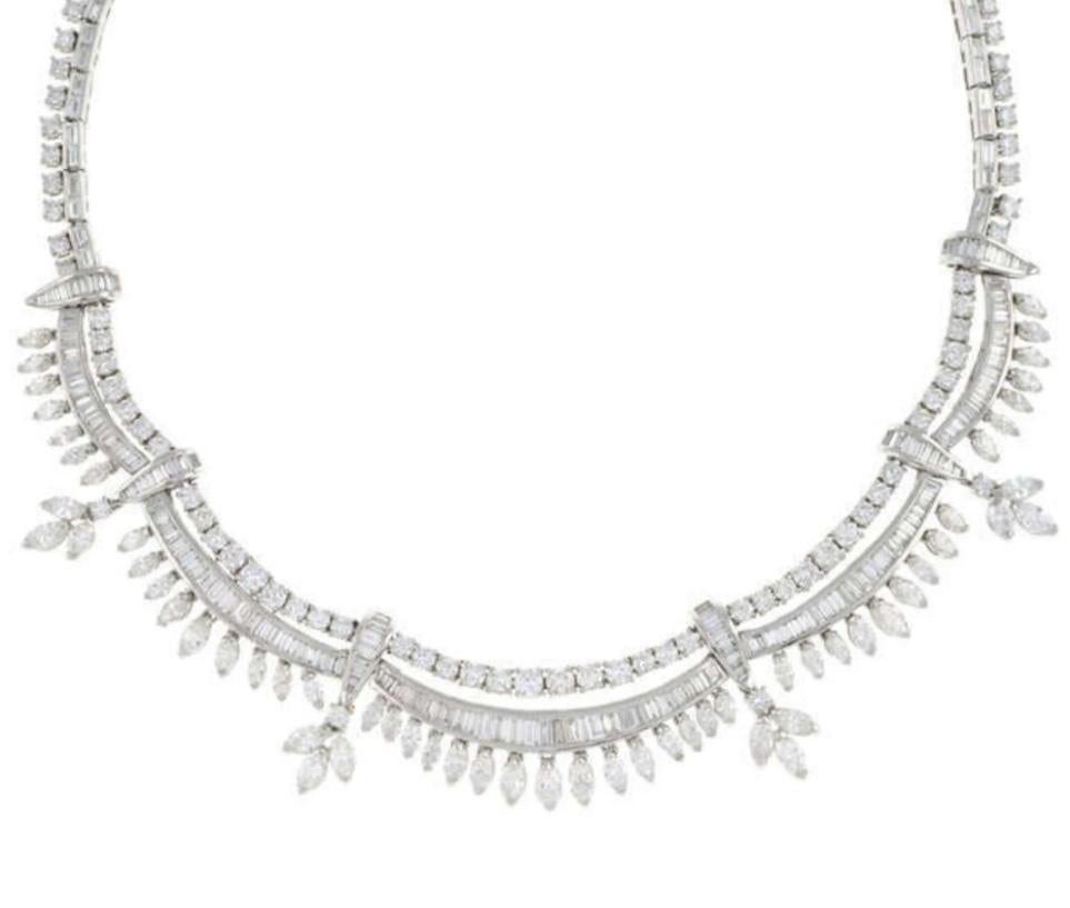 Una collana a tre fili in platino e diamanti realizzata a metà del XX secolo.
Whiting presenta una fila superiore di diamanti bianchi rotondi taglio brillante, una fila centrale di diamanti graduati taglio baguette e una fila inferiore di diamanti