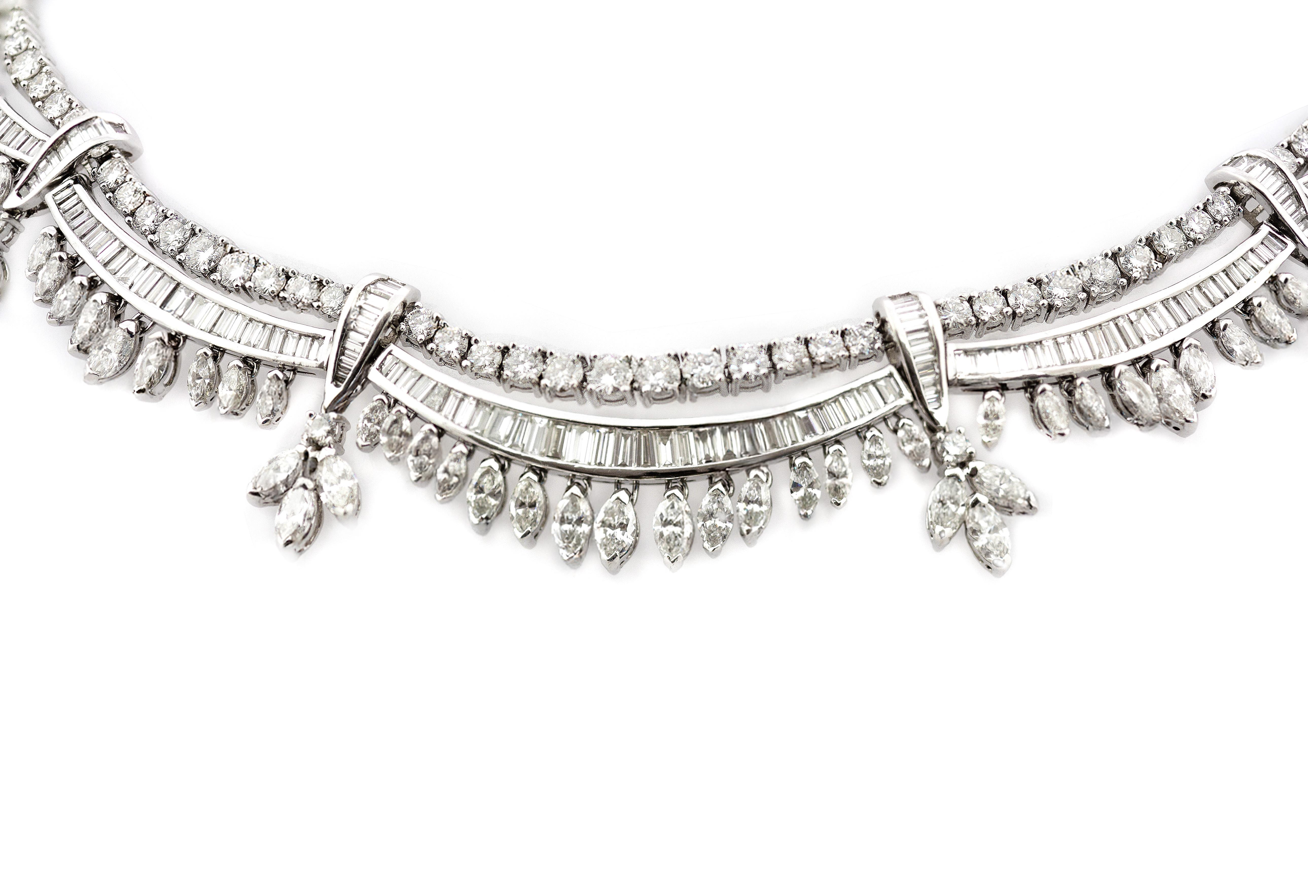 Collana in platino e diamanti taglio Vari della metà del XX secolo In condizioni ottime in vendita a London, GB