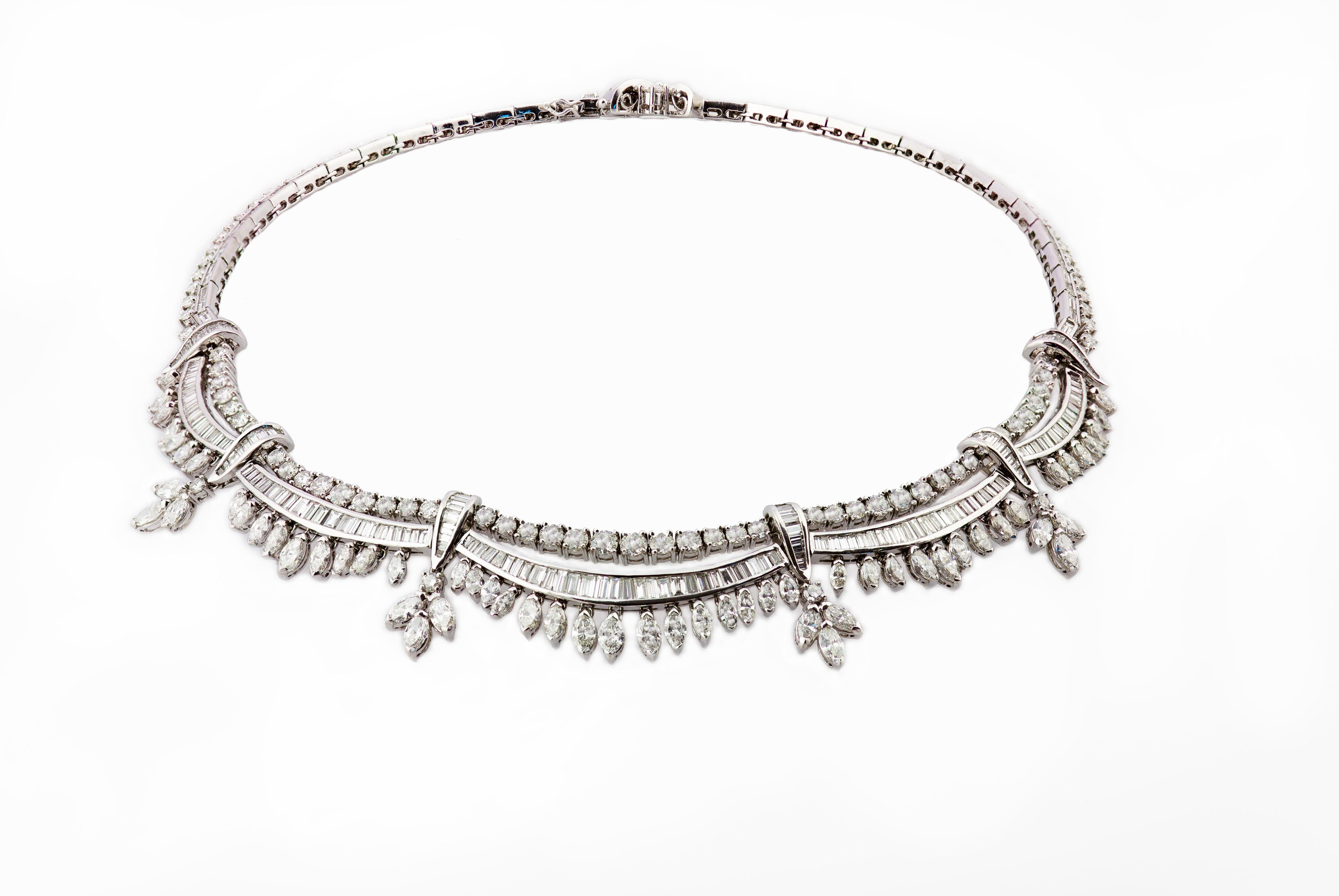 Collana in platino e diamanti taglio Vari della metà del XX secolo in vendita 2