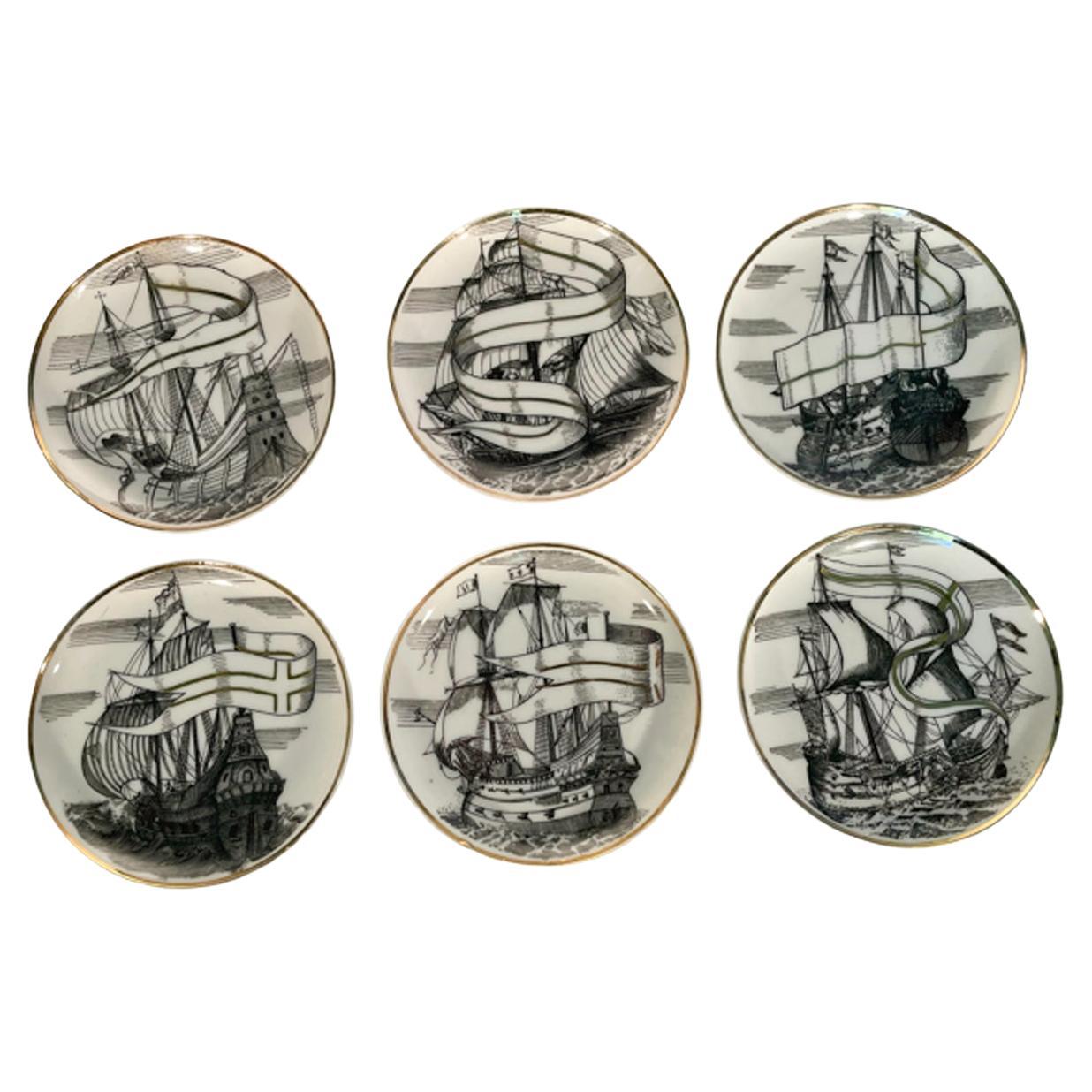 Posavasos de Porcelana de Mediados del Siglo XX, Barcos de Vela en Negro con Detalles Dorados en venta