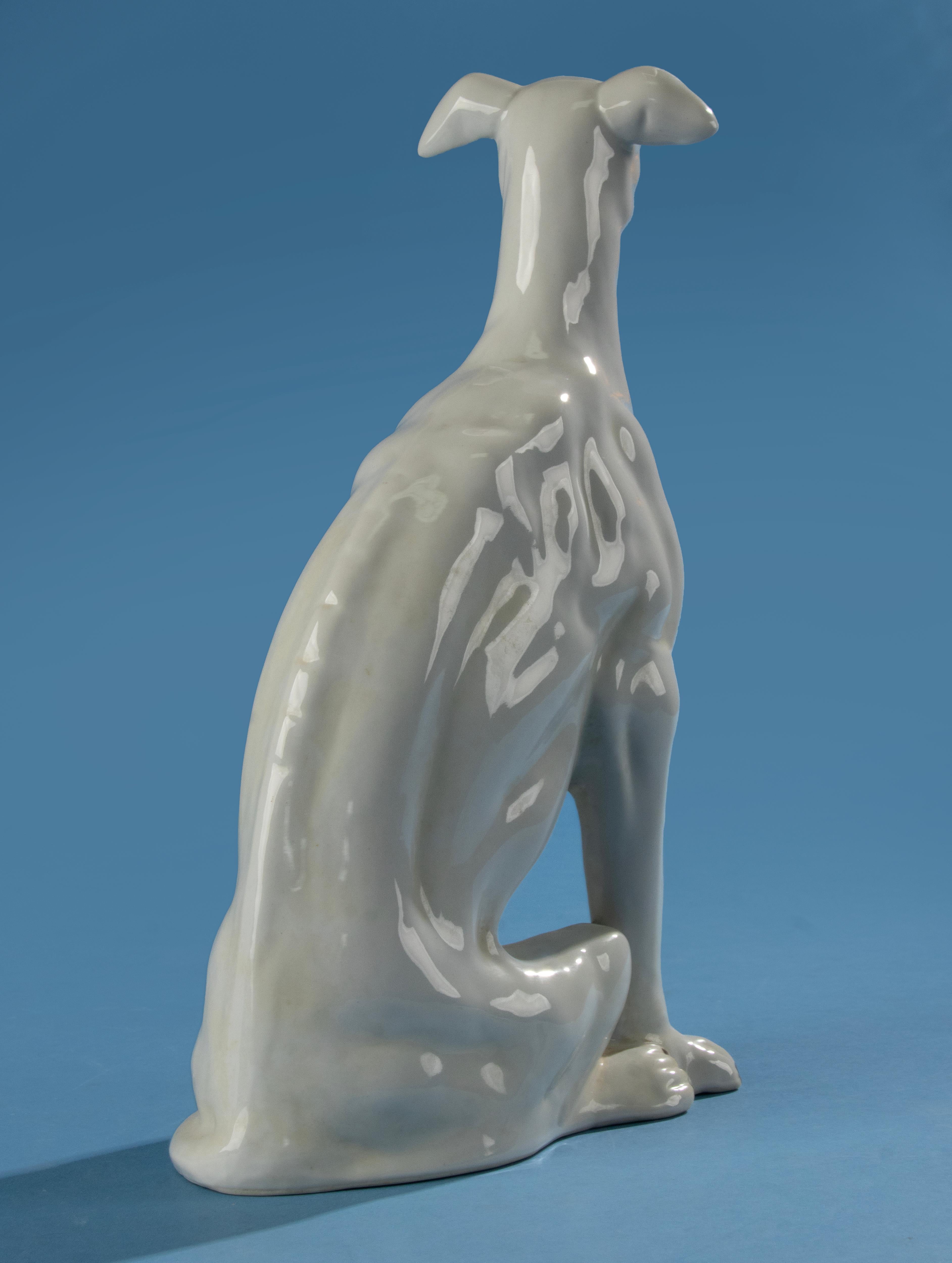 Figurine en porcelaine du milieu du 20e siècle représentant un lévrier  en vente 2