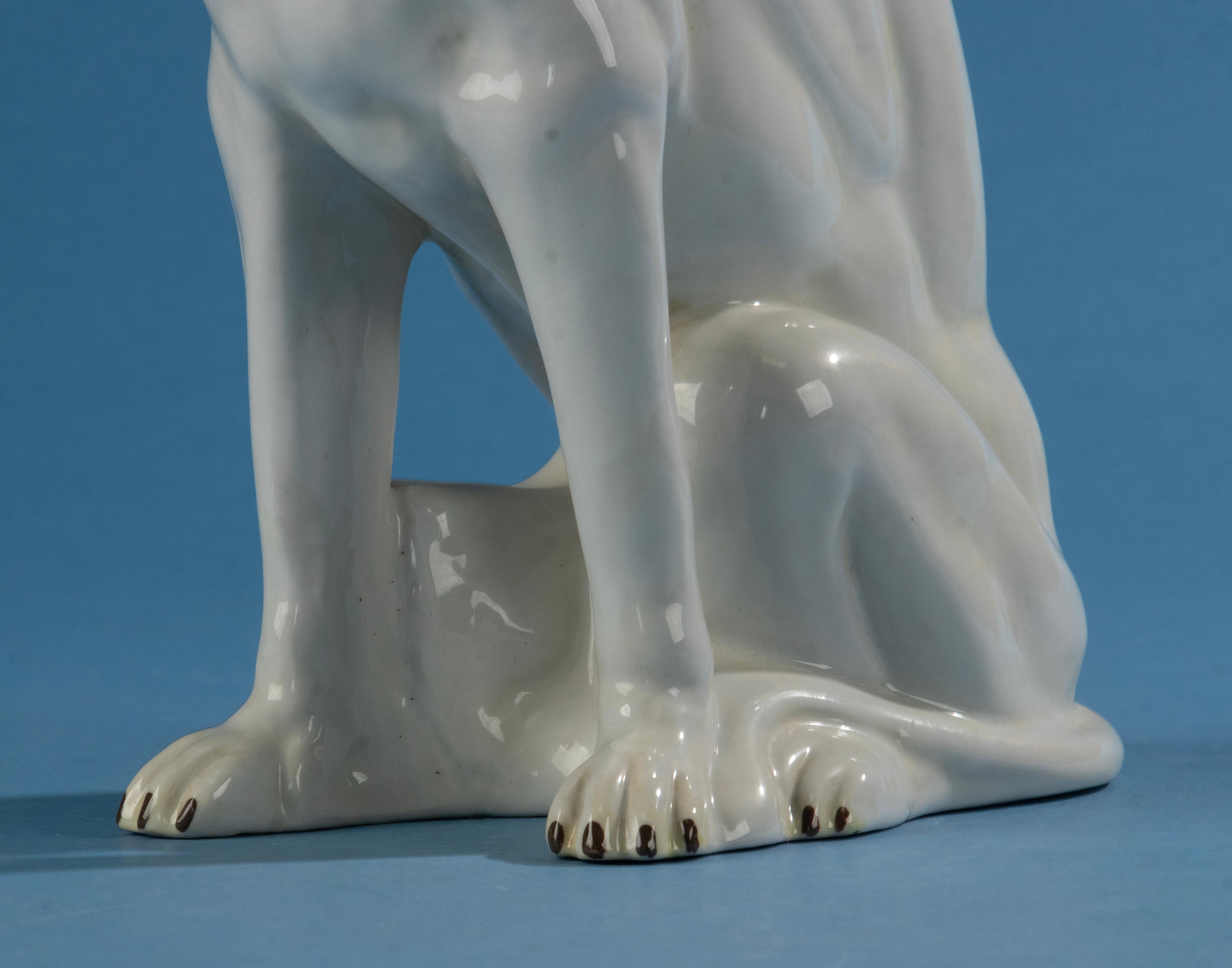 Figurine en porcelaine du milieu du 20e siècle représentant un lévrier  en vente 4