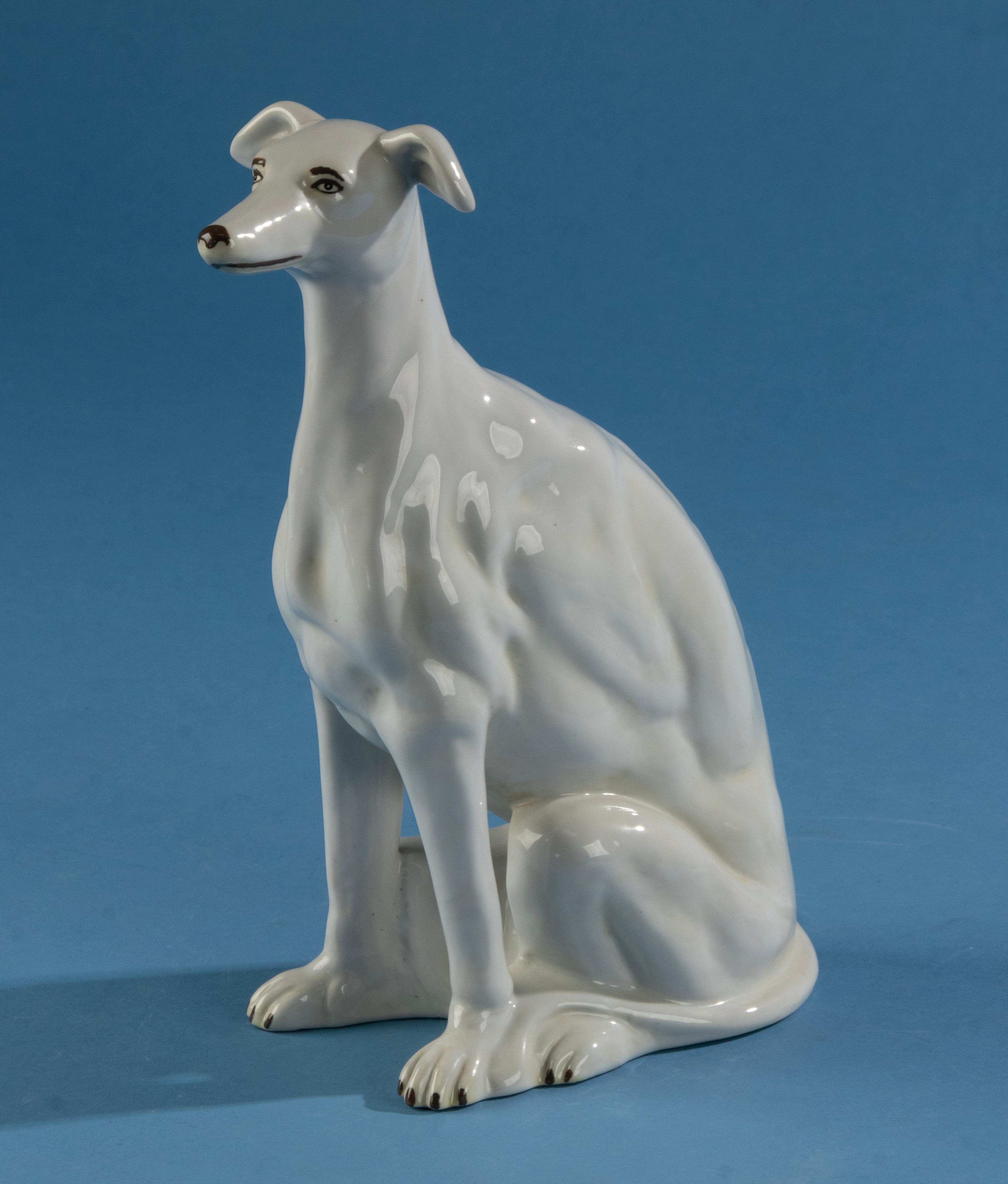 Figurine en porcelaine du milieu du 20e siècle représentant un lévrier  en vente 5