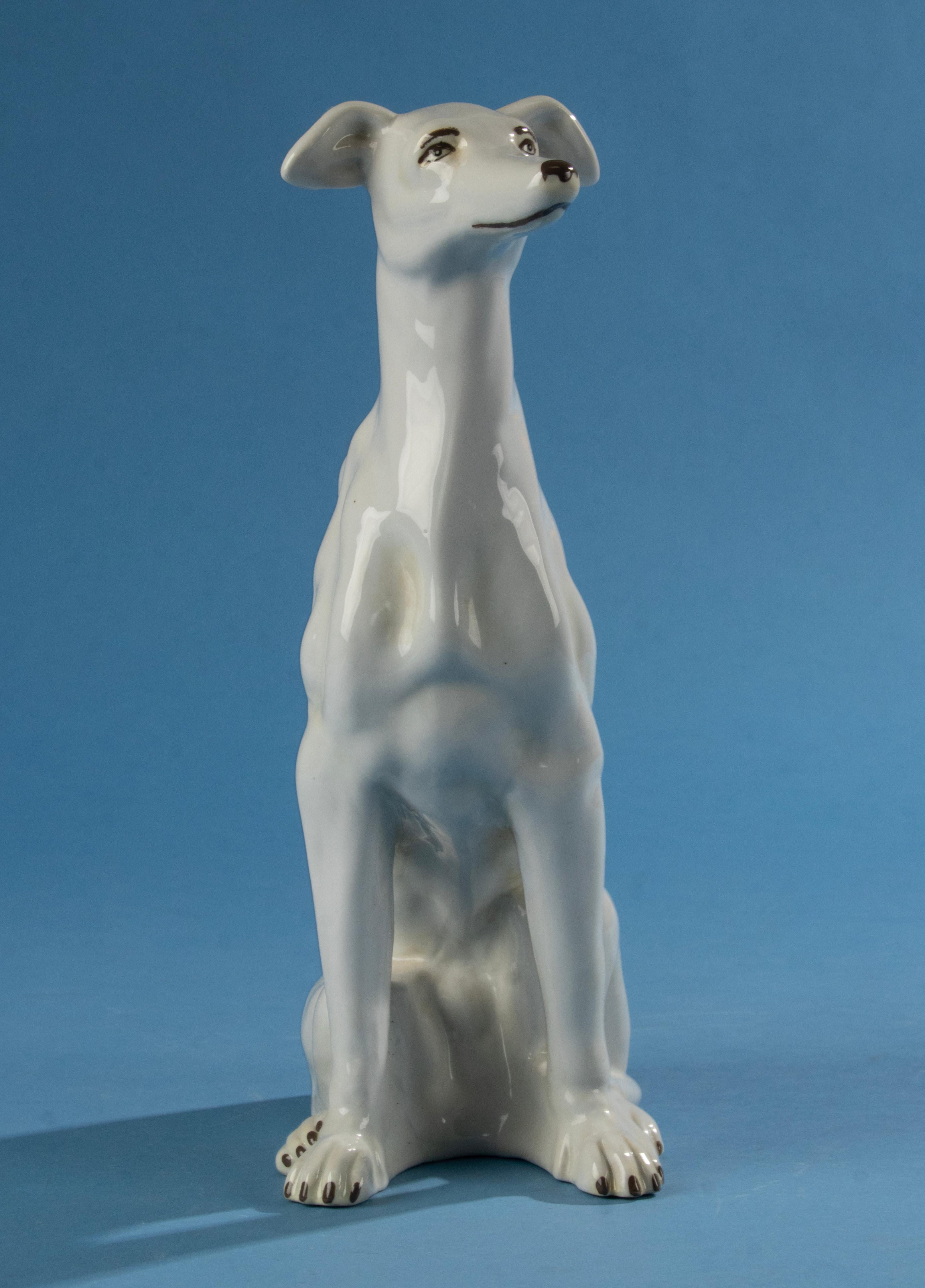 Figurine en porcelaine du milieu du 20e siècle représentant un lévrier  en vente 7