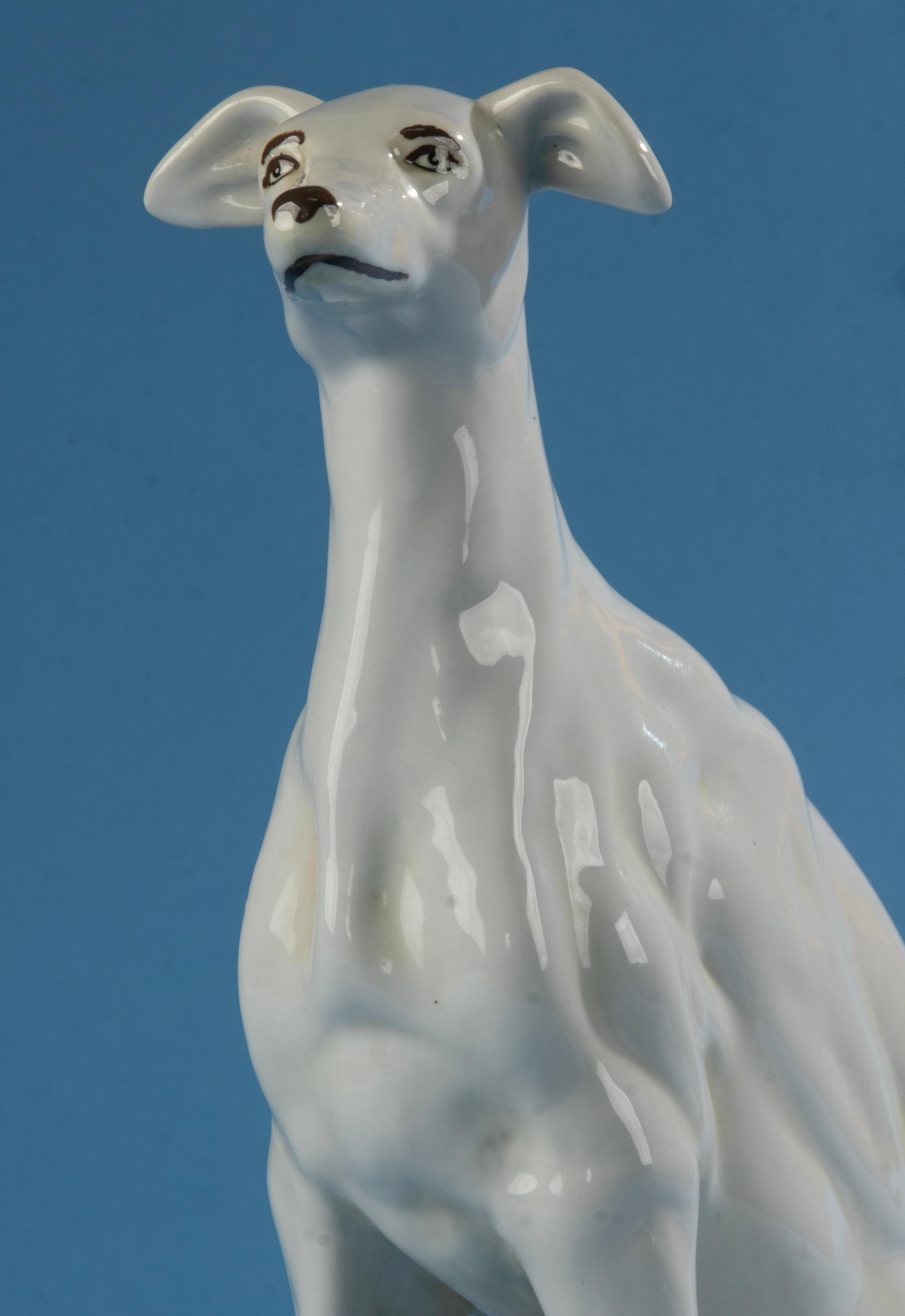 Moderne Figurine en porcelaine du milieu du 20e siècle représentant un lévrier  en vente