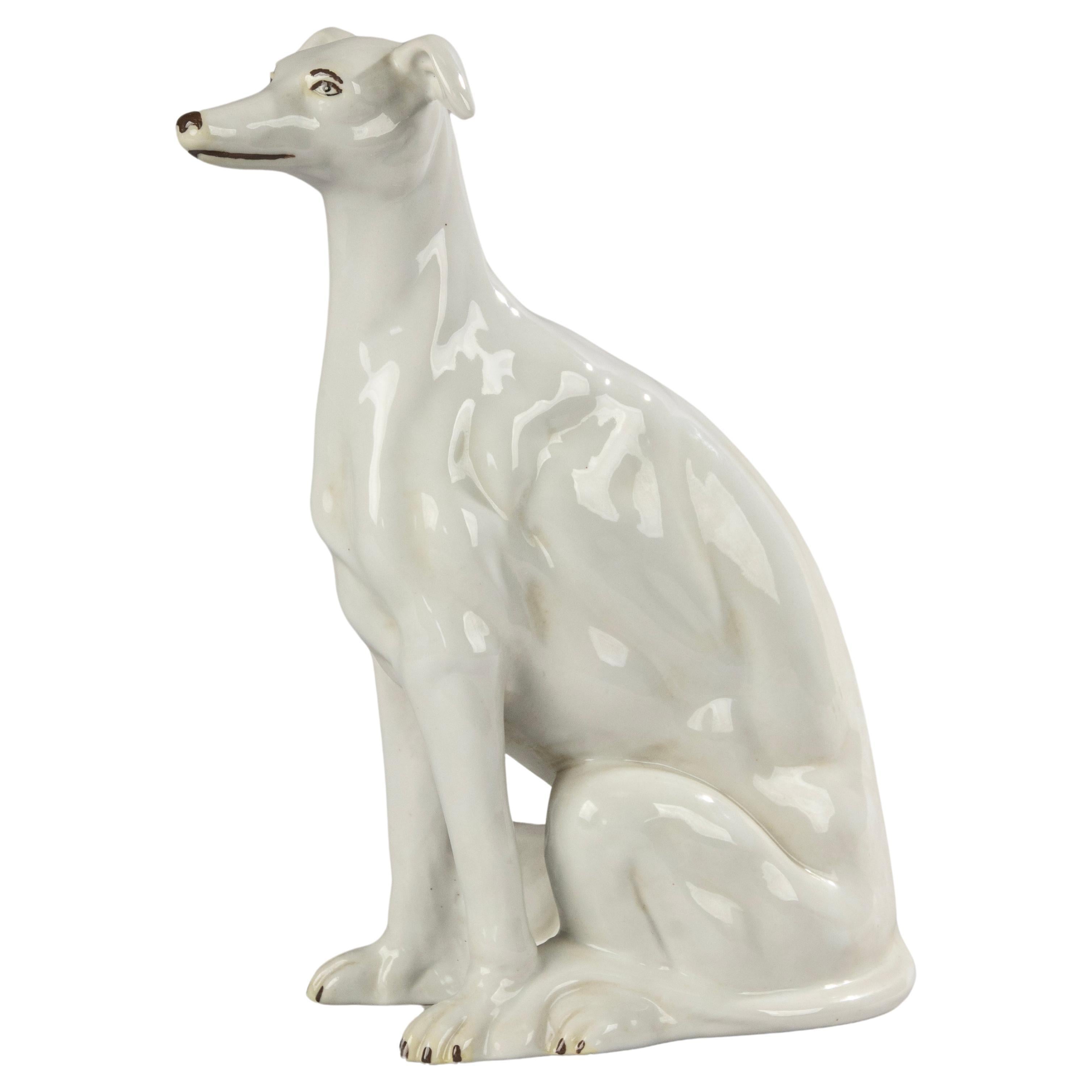 Figurine en porcelaine du milieu du 20e siècle représentant un lévrier  en vente