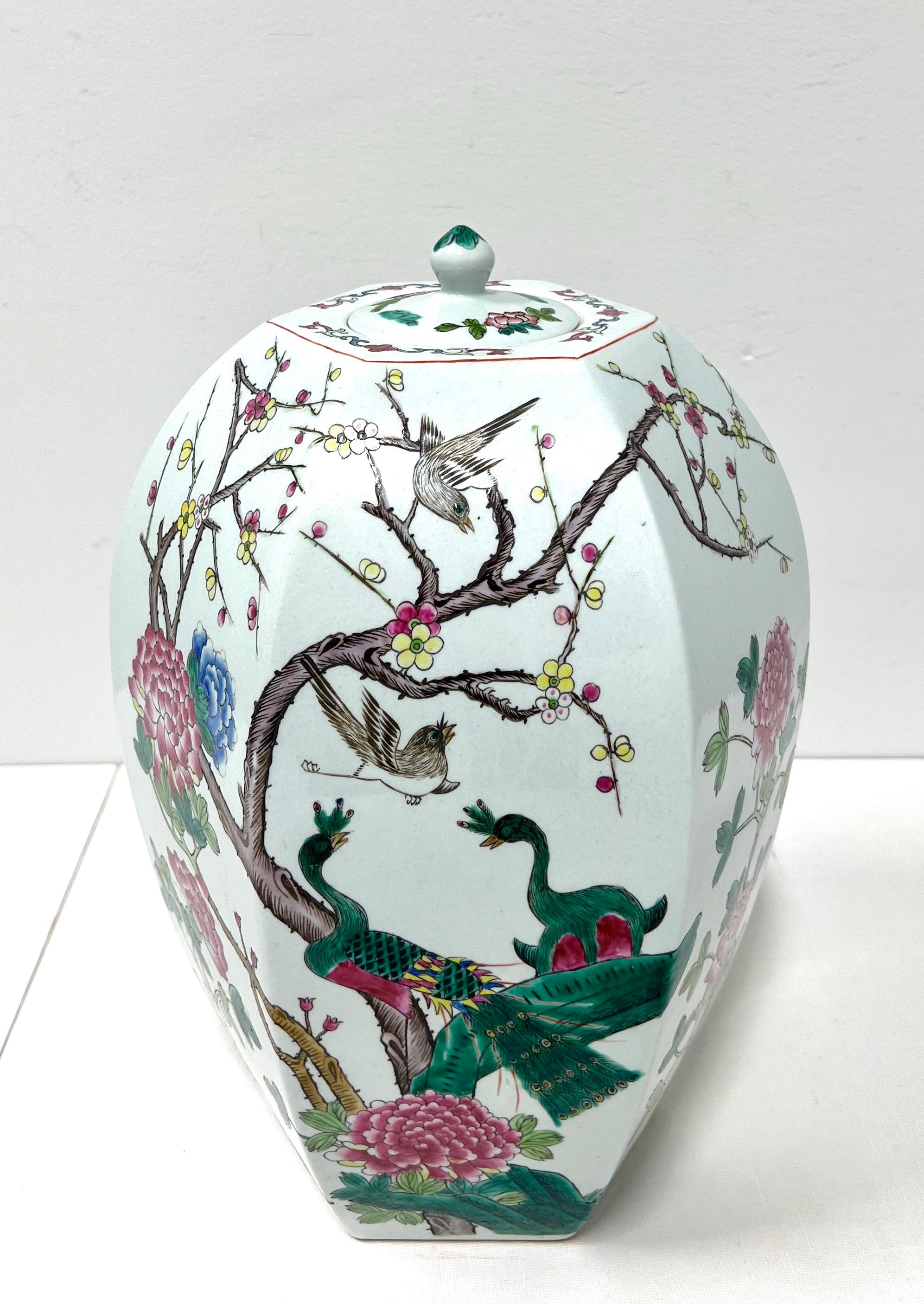 Mid 20th Century Porcelain Hand Painted Asian Ginger Jar In Good Condition For Sale In Charlotte, NC