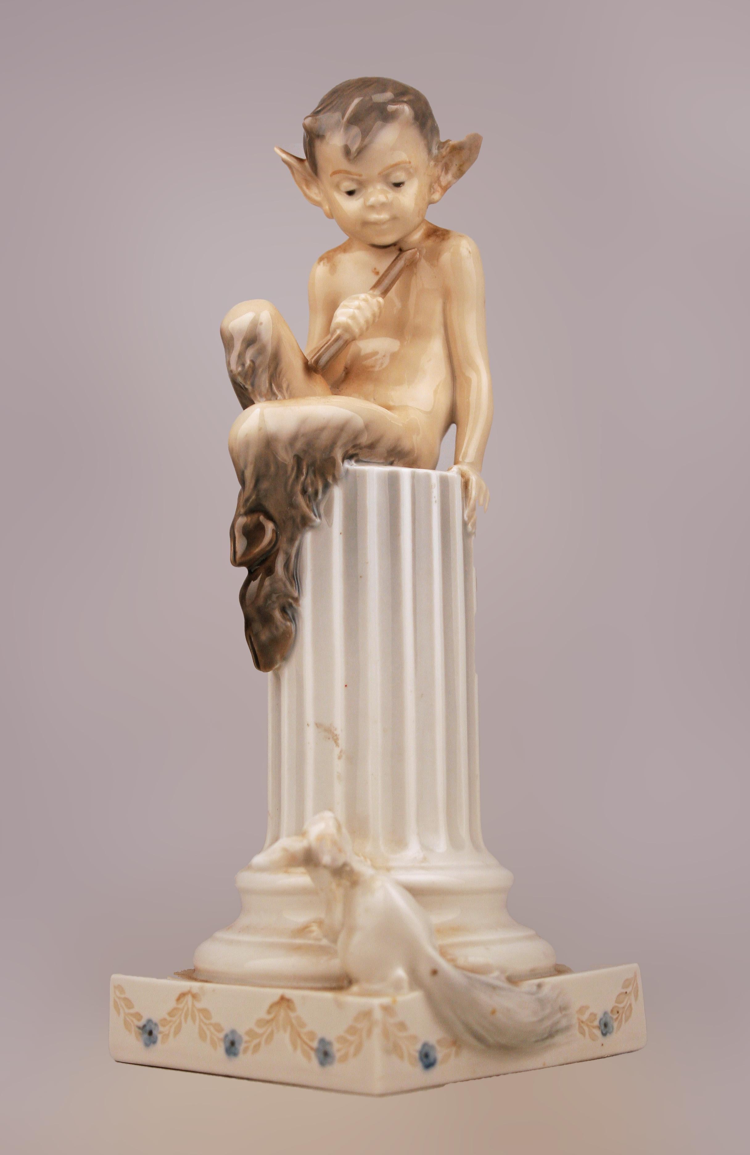 Sculpture en porcelaine du milieu du 20e siècle représentant un faune et un lapin par Royal Copenhagen en vente 2