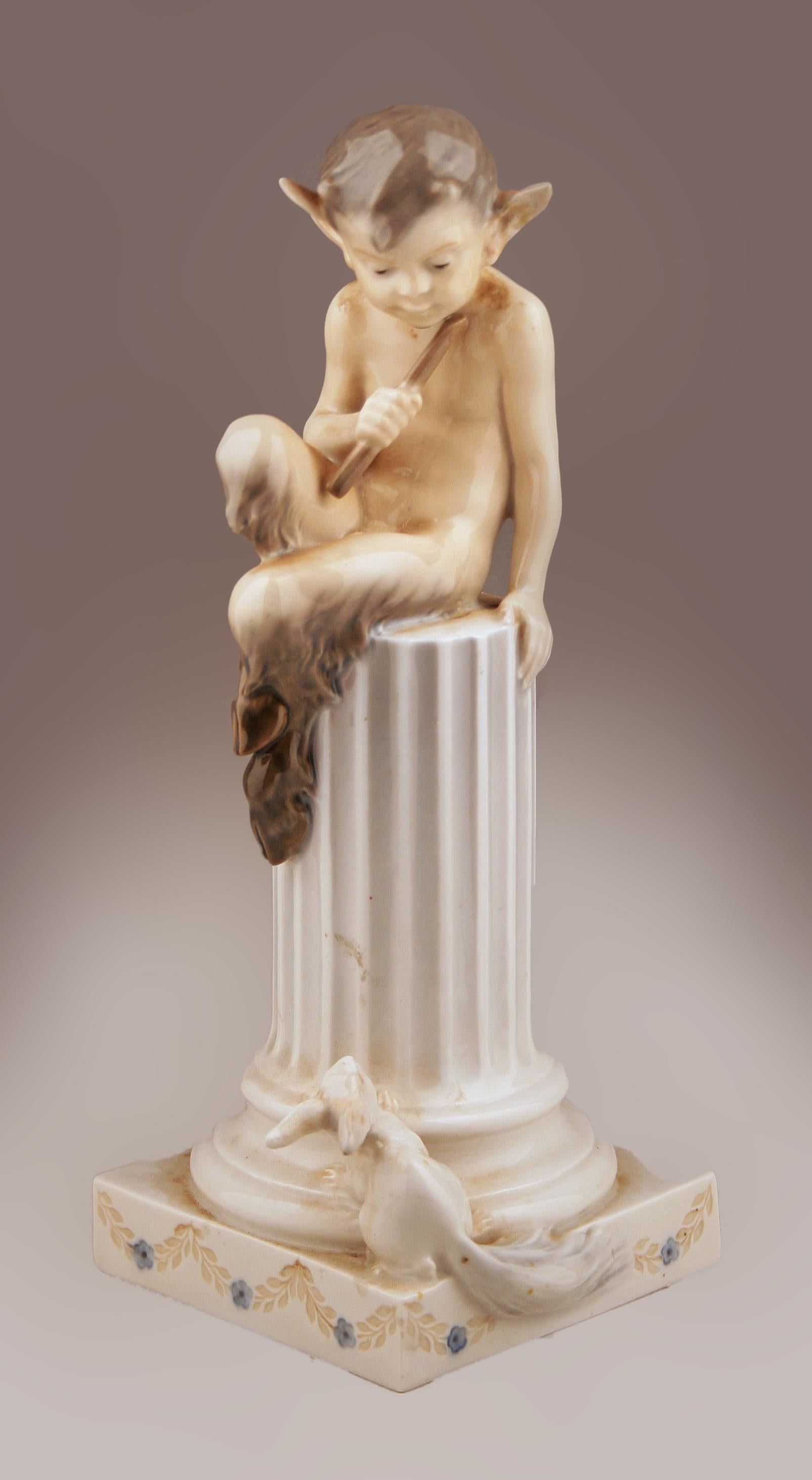 Mitte des 20. Jahrhunderts dänische glasierte Porzellanskulptur eines Fauns (Satyr), der über einer Säule sitzt, und eines Kaninchens von der dänischen Firma Royal Copenhagen

Von: Royal Copenhagen
MATERIAL: Porzellan, Farbe, Keramik
Technik: