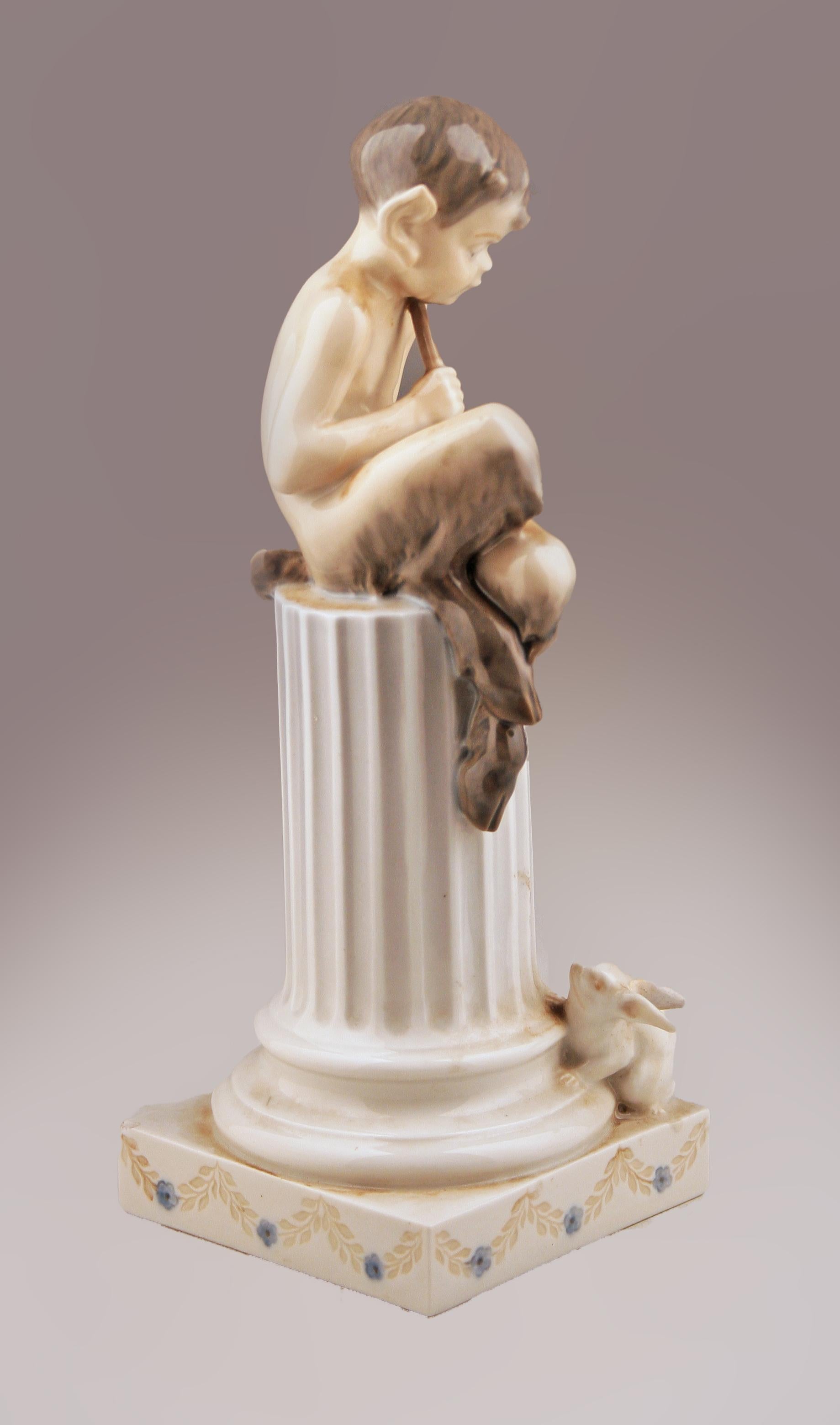 Mid-Century Modern Sculpture en porcelaine du milieu du 20e siècle représentant un faune et un lapin par Royal Copenhagen en vente