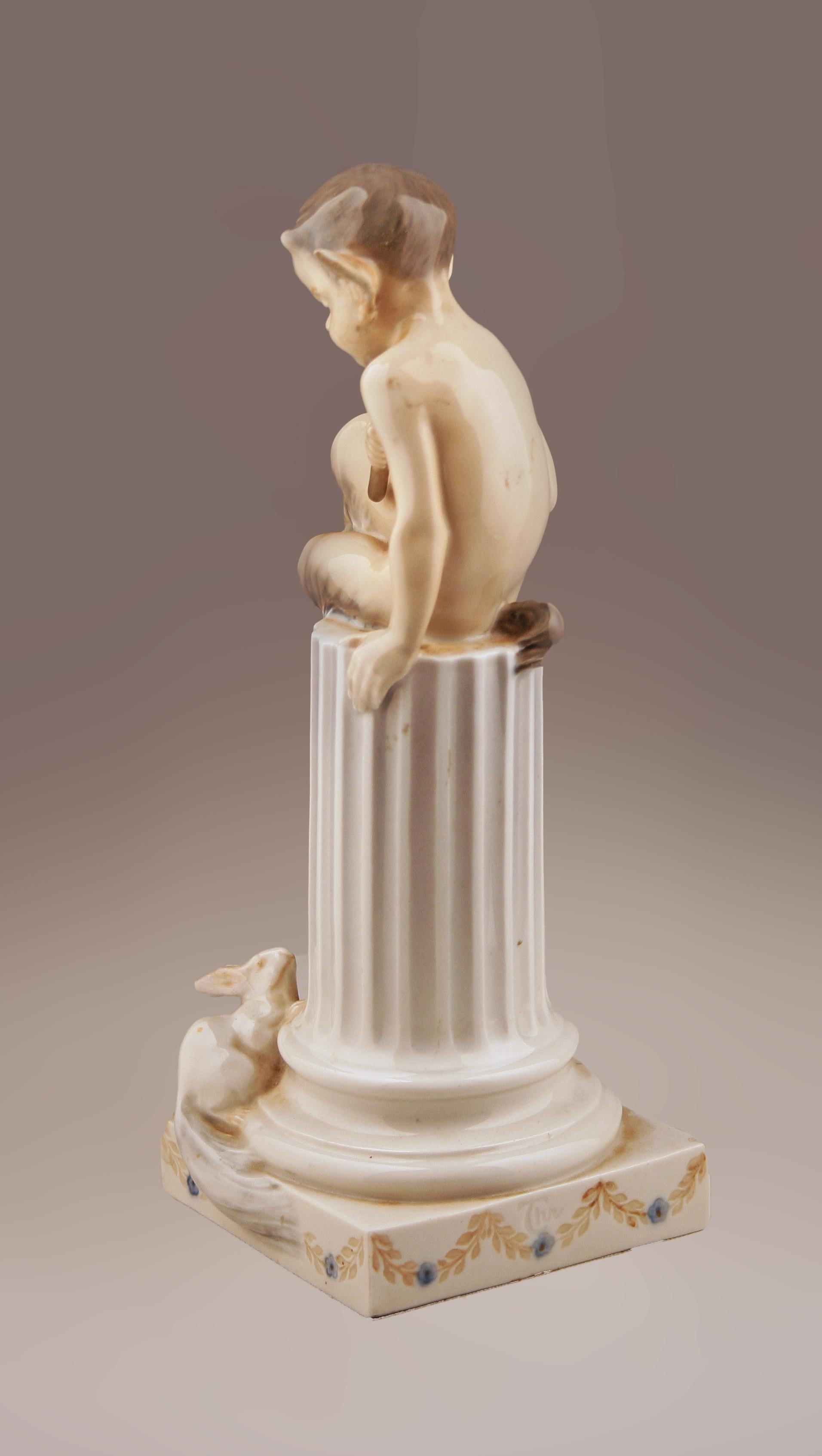 Danois Sculpture en porcelaine du milieu du 20e siècle représentant un faune et un lapin par Royal Copenhagen en vente