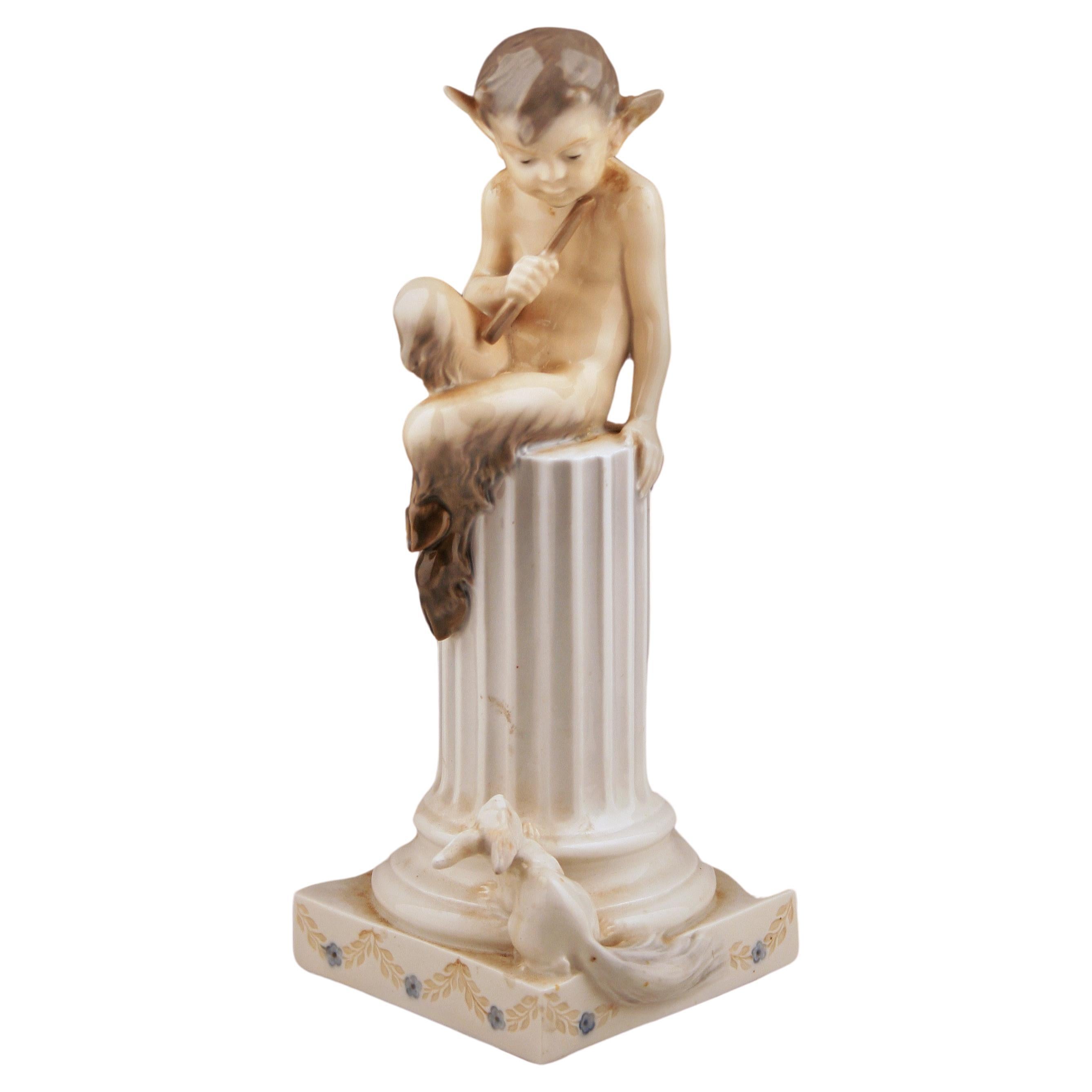 Sculpture en porcelaine du milieu du 20e siècle représentant un faune et un lapin par Royal Copenhagen