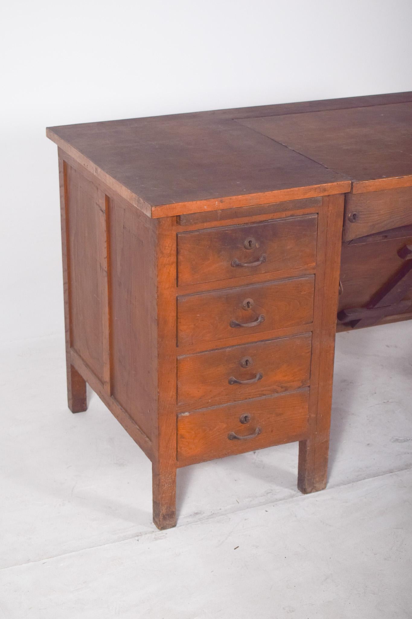 Mid-Century moderno Scrivania portoghese della metà del XX secolo con piano inclinabile in vendita