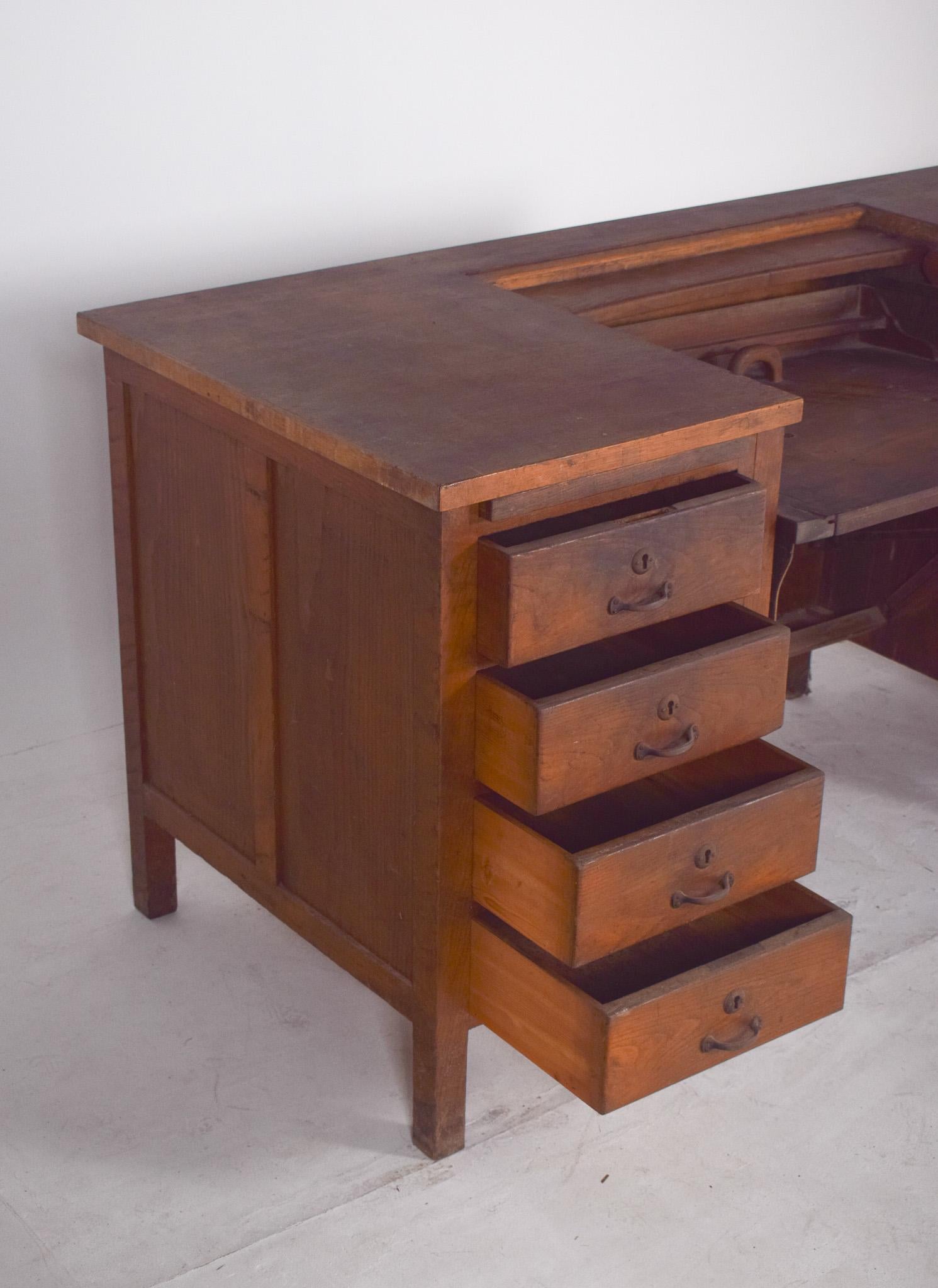Legno Scrivania portoghese della metà del XX secolo con piano inclinabile in vendita