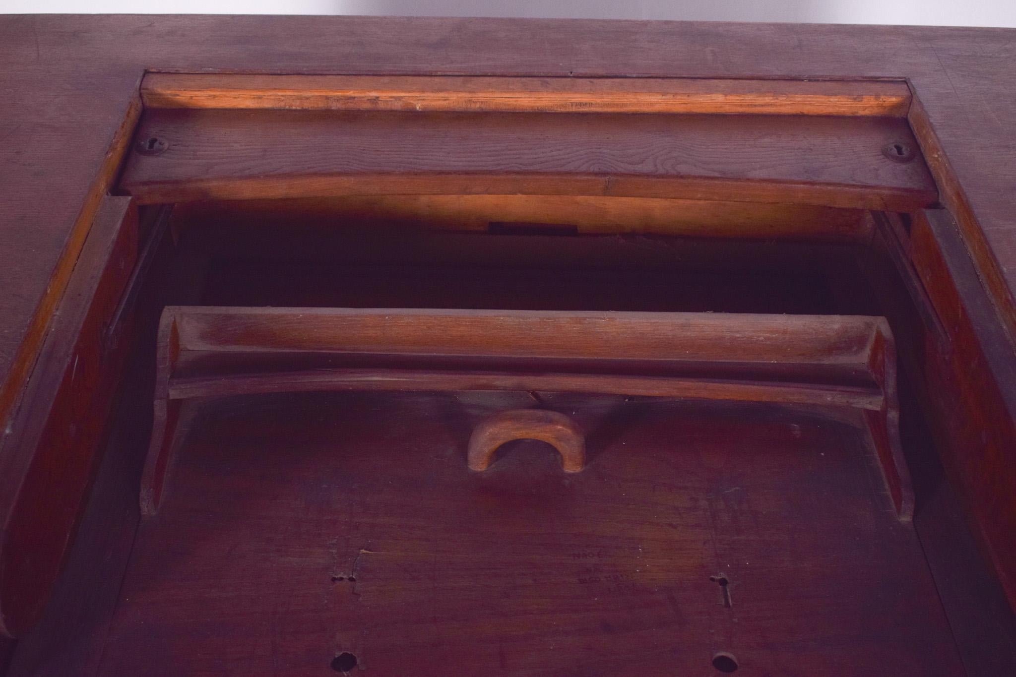 Scrivania portoghese della metà del XX secolo con piano inclinabile in vendita 3
