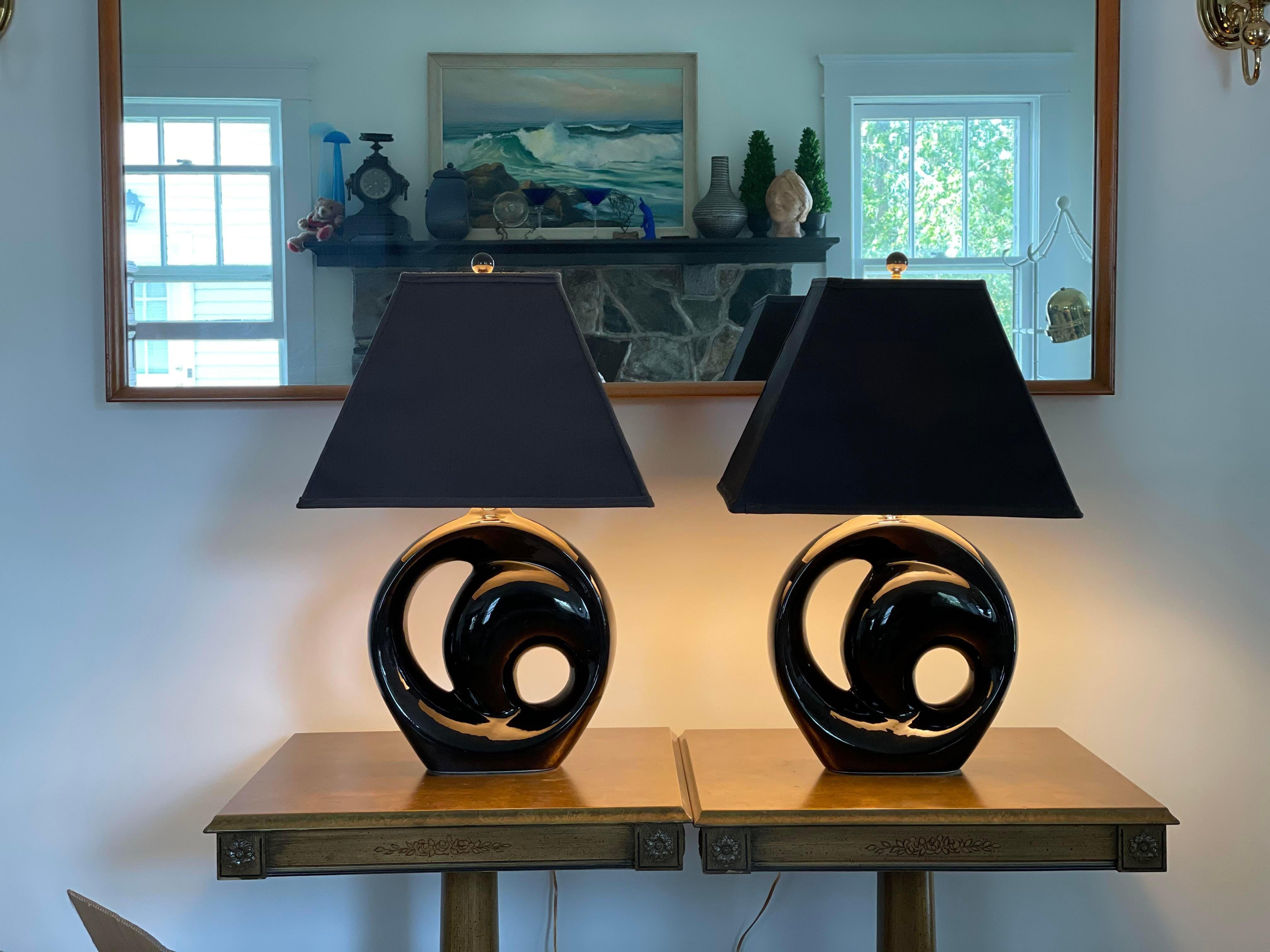 Céramique Paire de lampes à spirale en céramique postmoderne du milieu du 20e siècle en vente