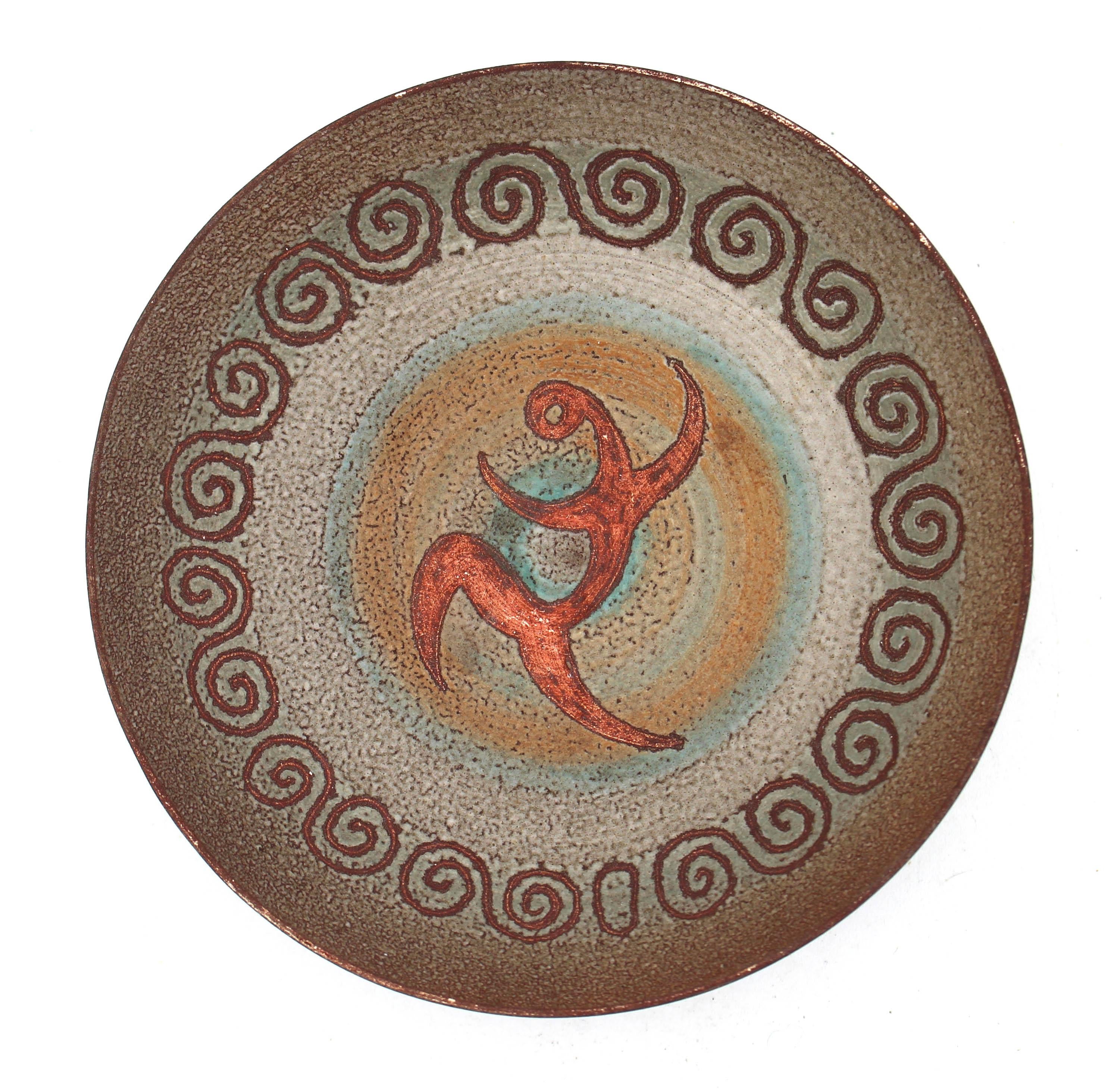 Niedriges Keramikgefäß aus der Mitte des 20. Jahrhunderts von Man Ray, Vallauris, Frankreich. Ein faszinierendes Stück, das eine tanzende Figur zeigt. Winzige Kratzer am Lackrand.
 Ø 4,75