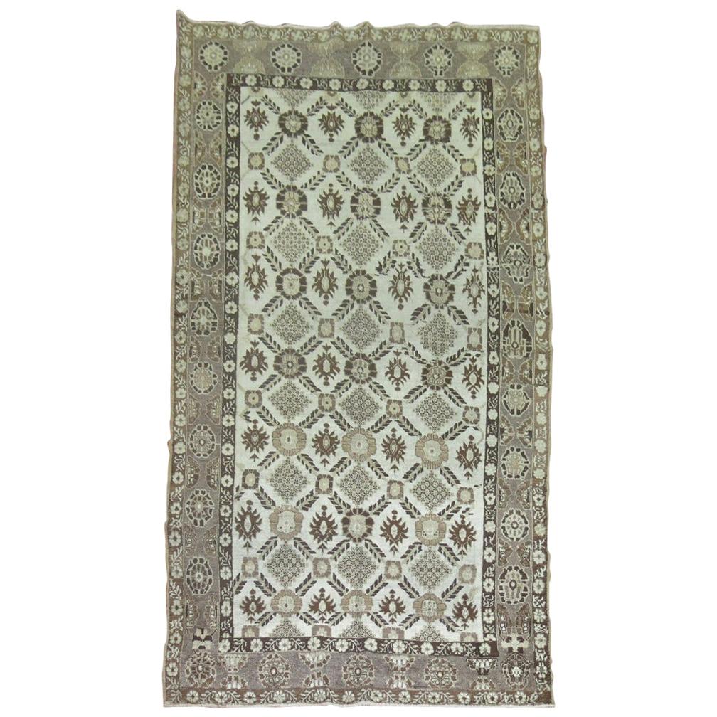 Alfombra turca anatolia de mediados del siglo XX primitiva anudada a mano en blanco y marrón
