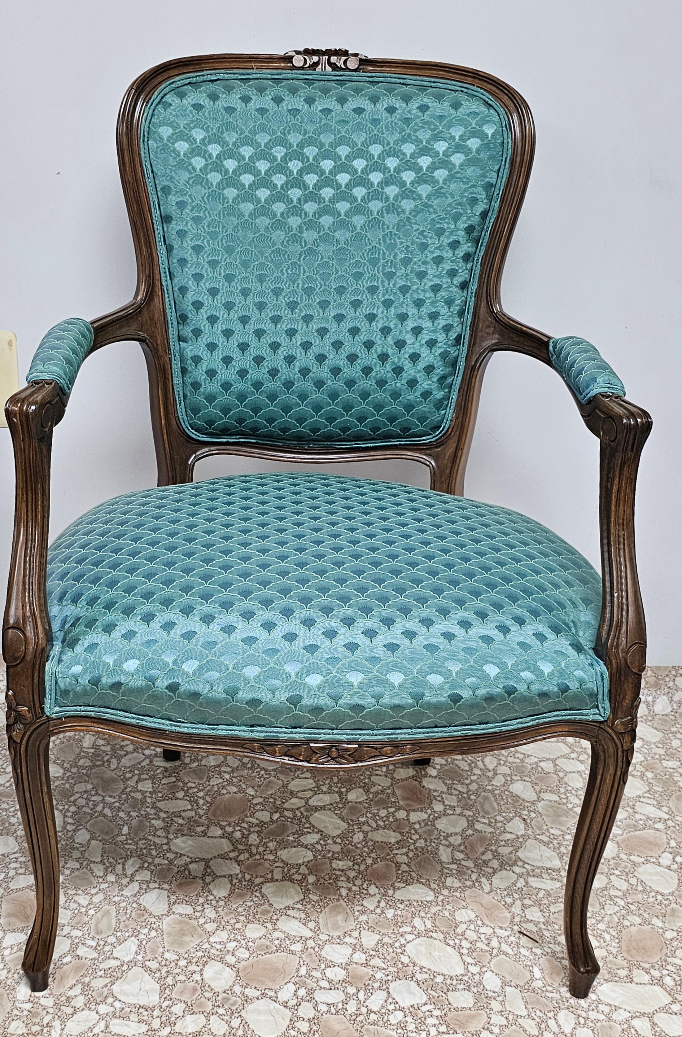 Mitte des 20. Jahrhunderts Provincial geschnitzt Nussbaum und gepolstert Fauteuil im Angebot 4