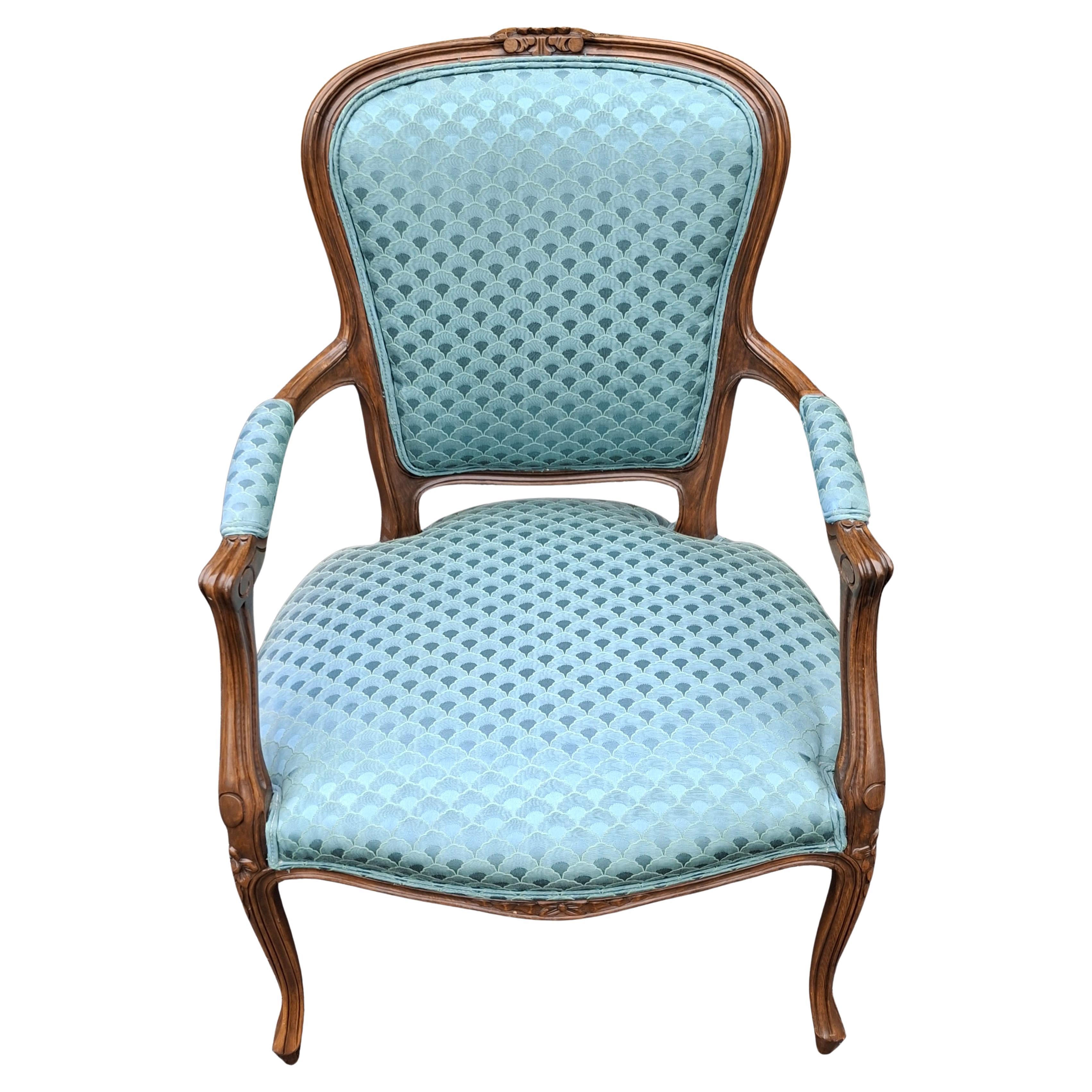 Mitte des 20. Jahrhunderts Provincial geschnitzt Nussbaum und gepolstert Fauteuil (Französische Provence) im Angebot