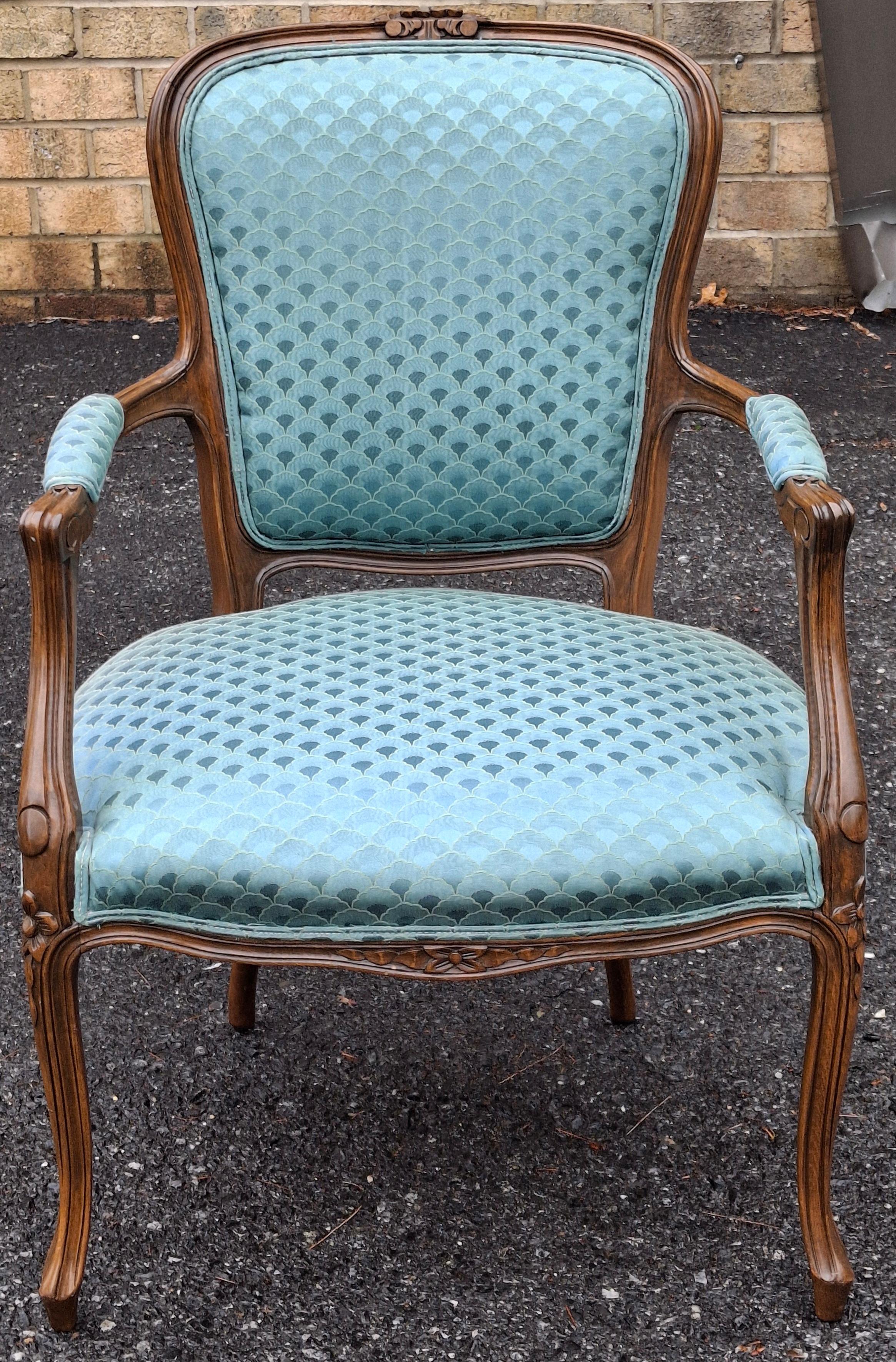 Mitte des 20. Jahrhunderts Provincial geschnitzt Nussbaum und gepolstert Fauteuil (Unbekannt) im Angebot