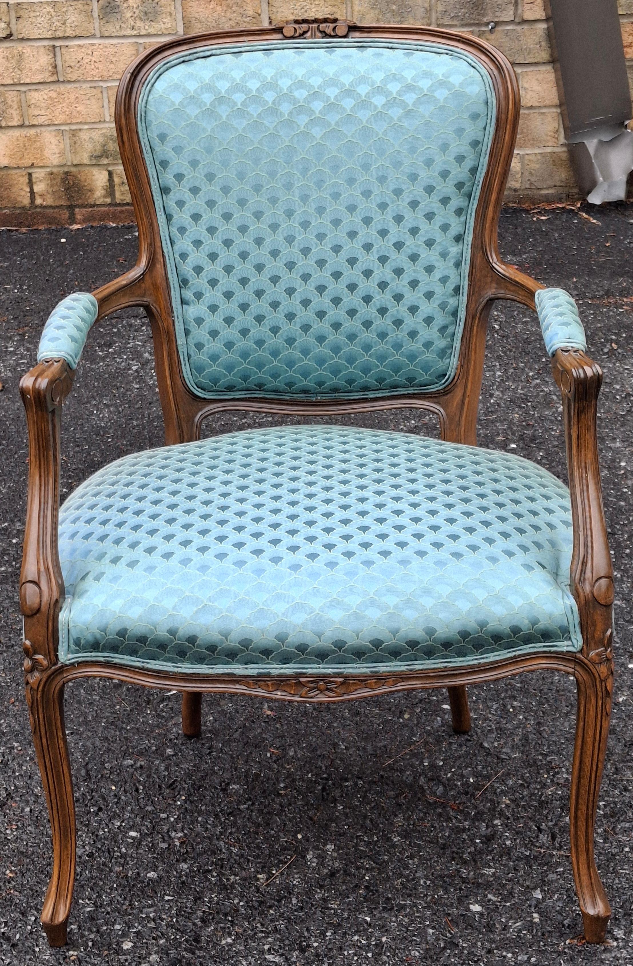 Mitte des 20. Jahrhunderts Provincial geschnitzt Nussbaum und gepolstert Fauteuil (Sonstiges) im Angebot