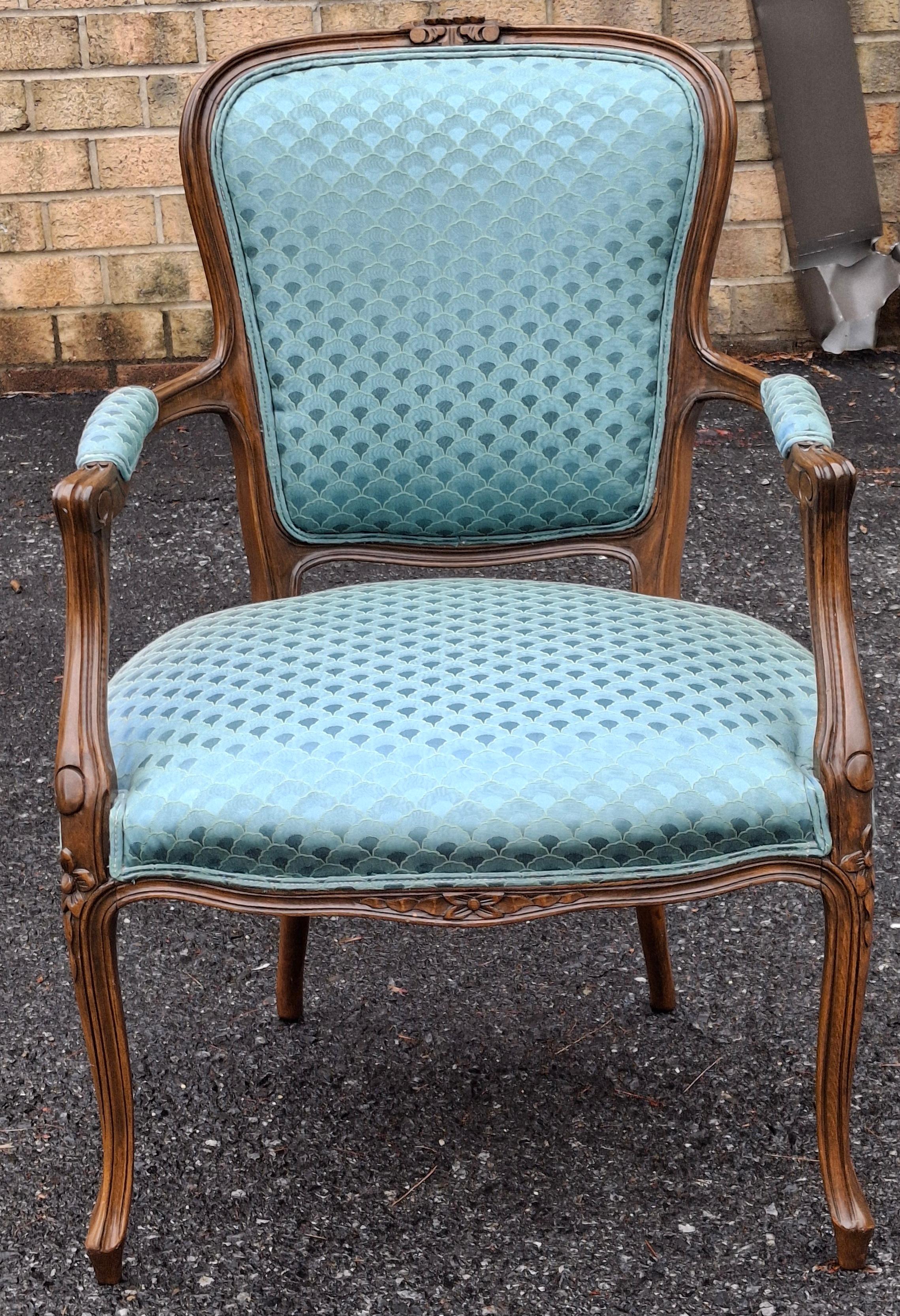 Mitte des 20. Jahrhunderts Provincial geschnitzt Nussbaum und gepolstert Fauteuil im Zustand „Gut“ im Angebot in Germantown, MD