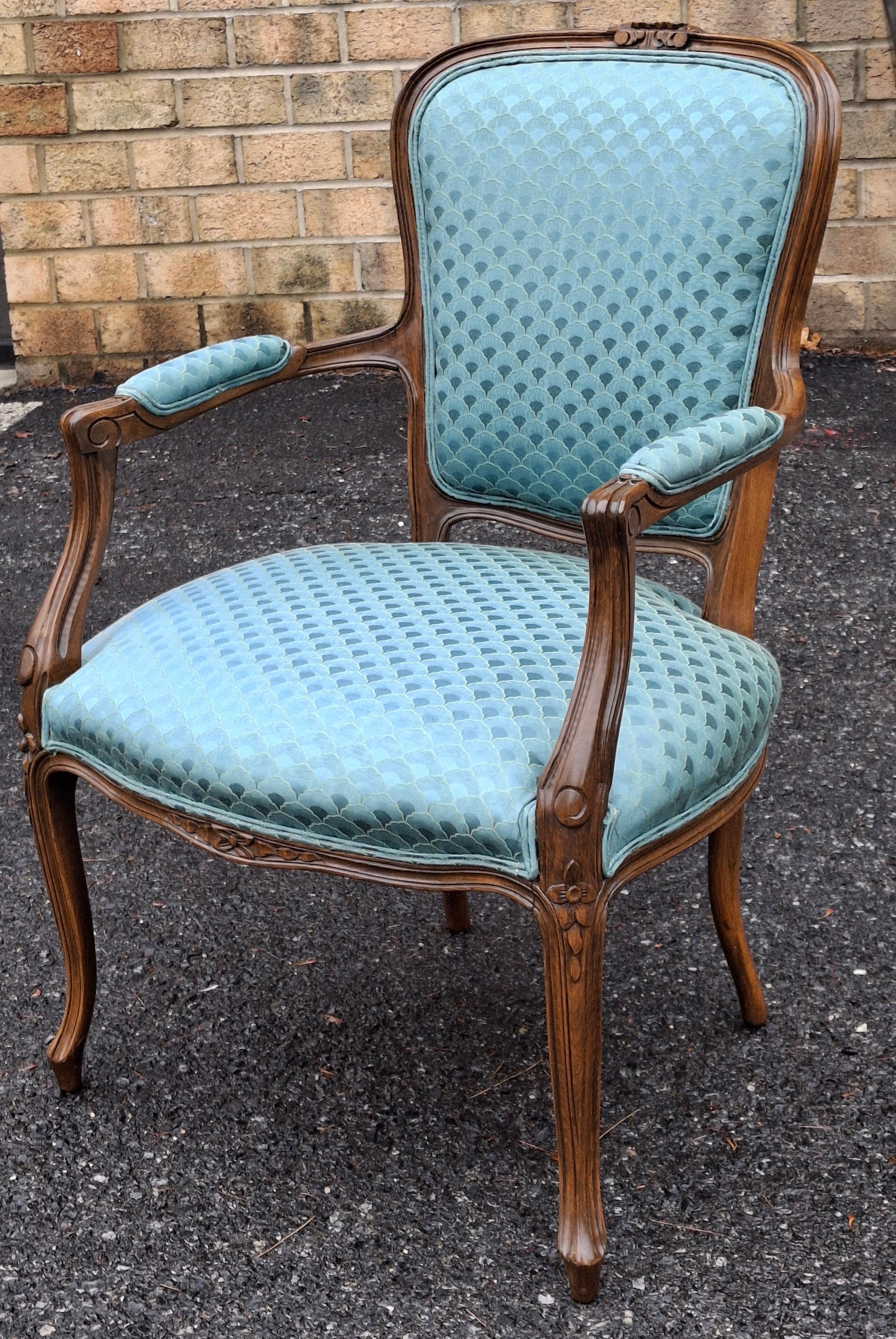 Mitte des 20. Jahrhunderts Provincial geschnitzt Nussbaum und gepolstert Fauteuil (Walnuss) im Angebot
