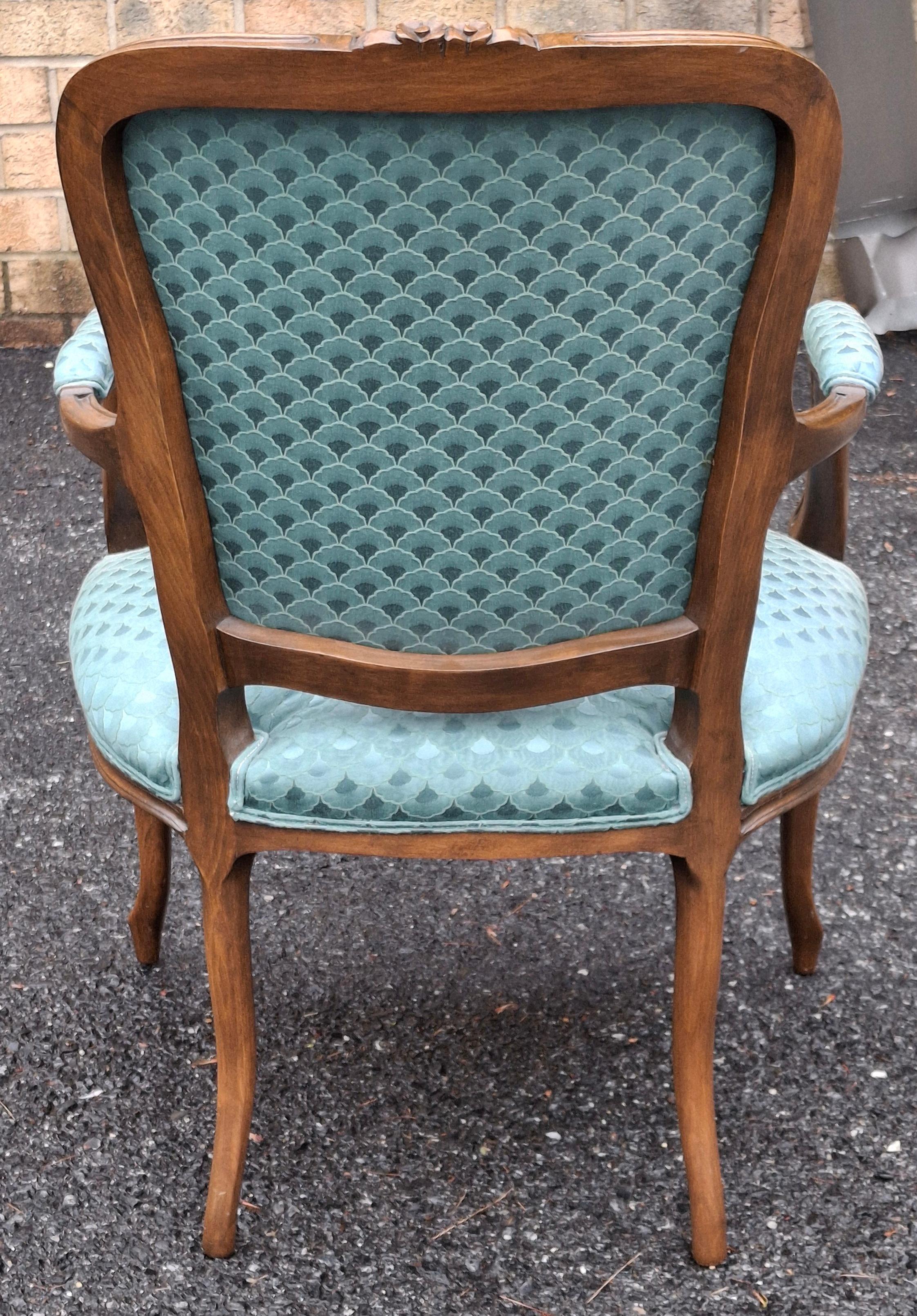 Mitte des 20. Jahrhunderts Provincial geschnitzt Nussbaum und gepolstert Fauteuil im Angebot 1